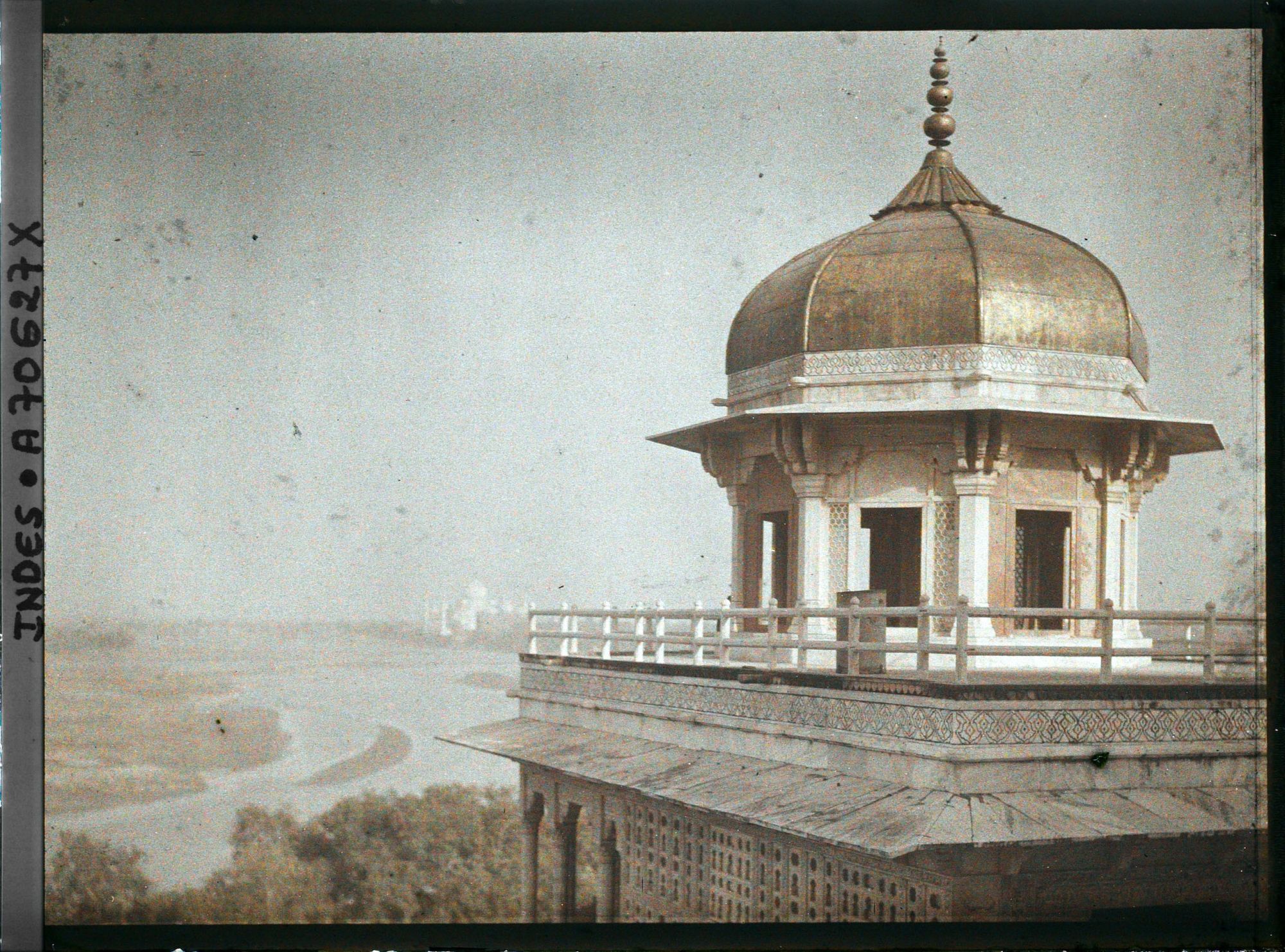 Image représentant Dans le fort Rouge (Lal Qila), le dernier étage de la tour du Jasmin (Musamman Burj) avec à l'arrière-plan, le Taj Mahal