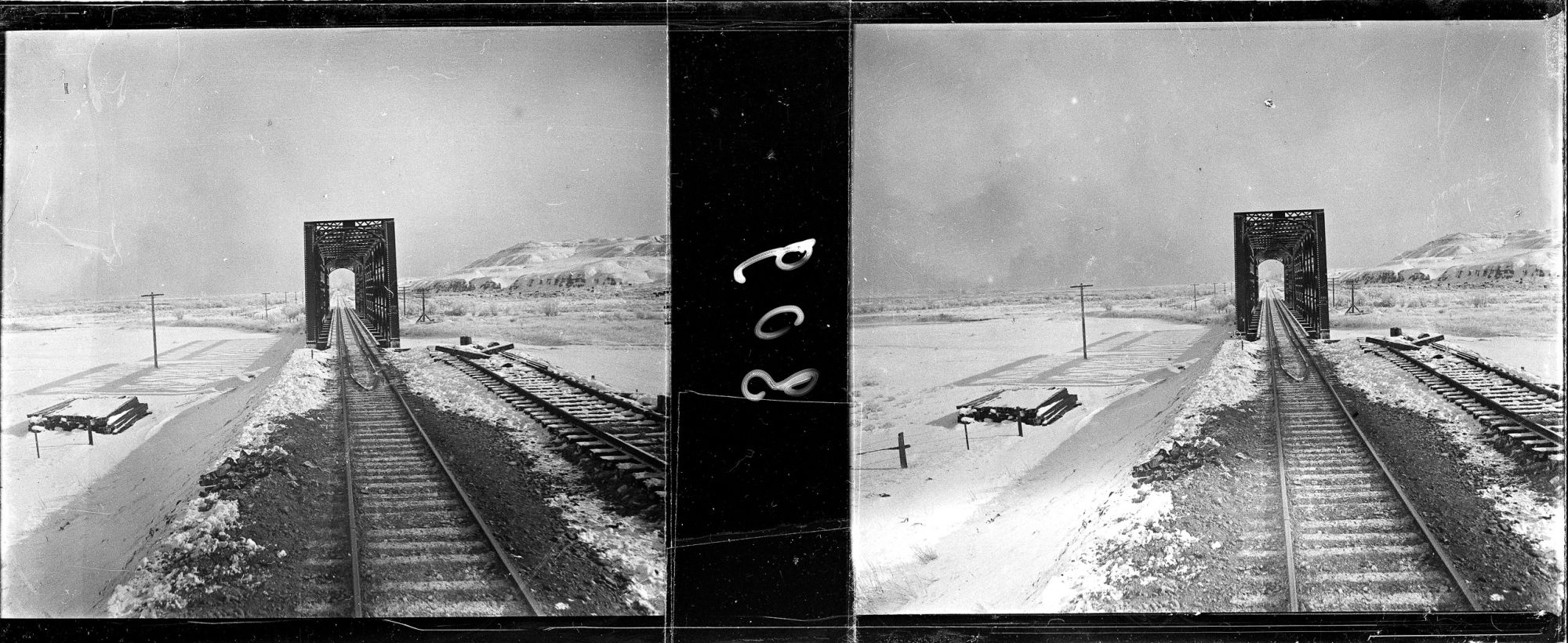 Image représentant Le paysage enneigée pris depuis la plate-forme d'observation située à l'arrière du train