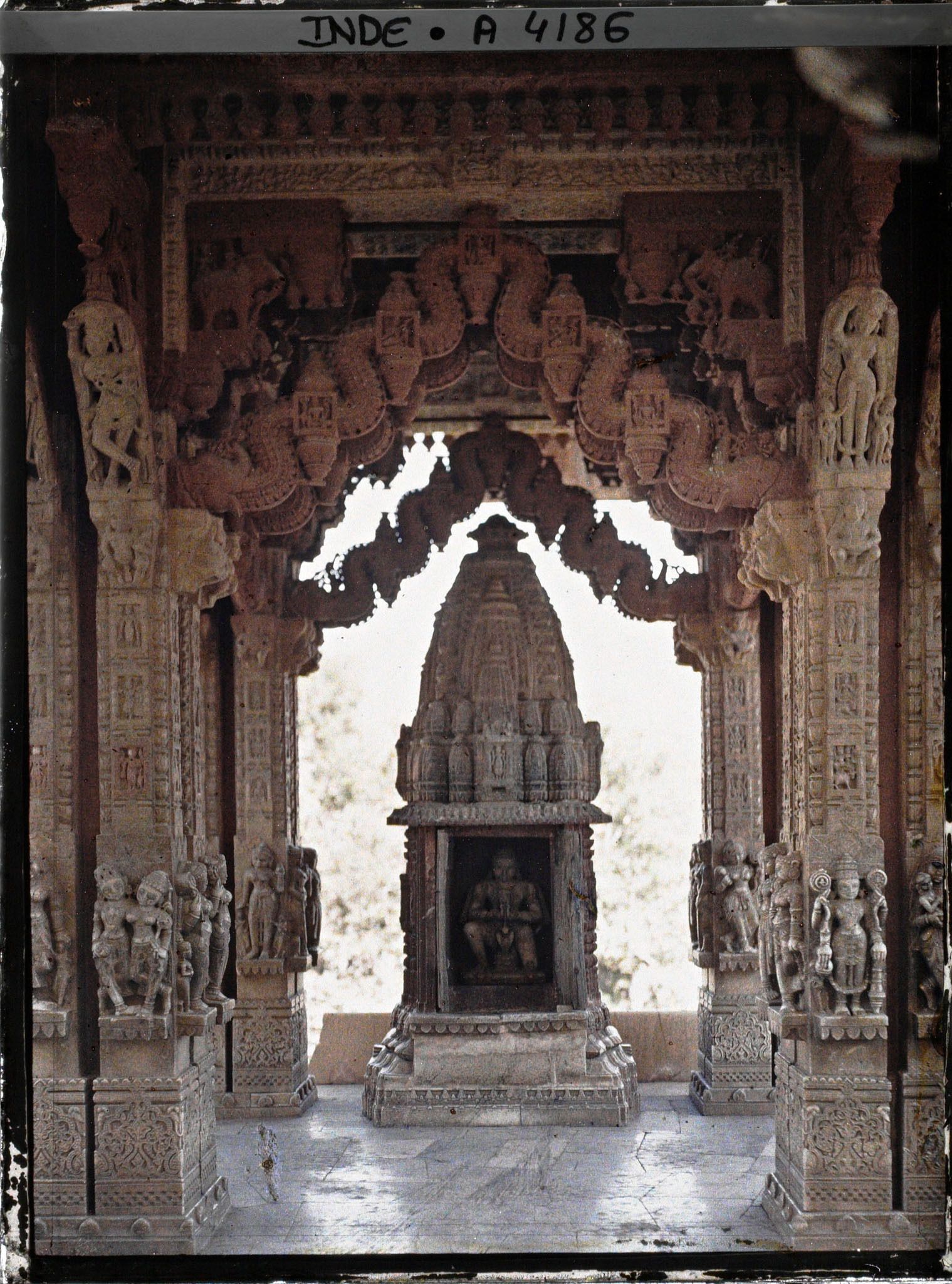 Image représentant Intérieur du temple Jagat Shiromani dédié à Krishna