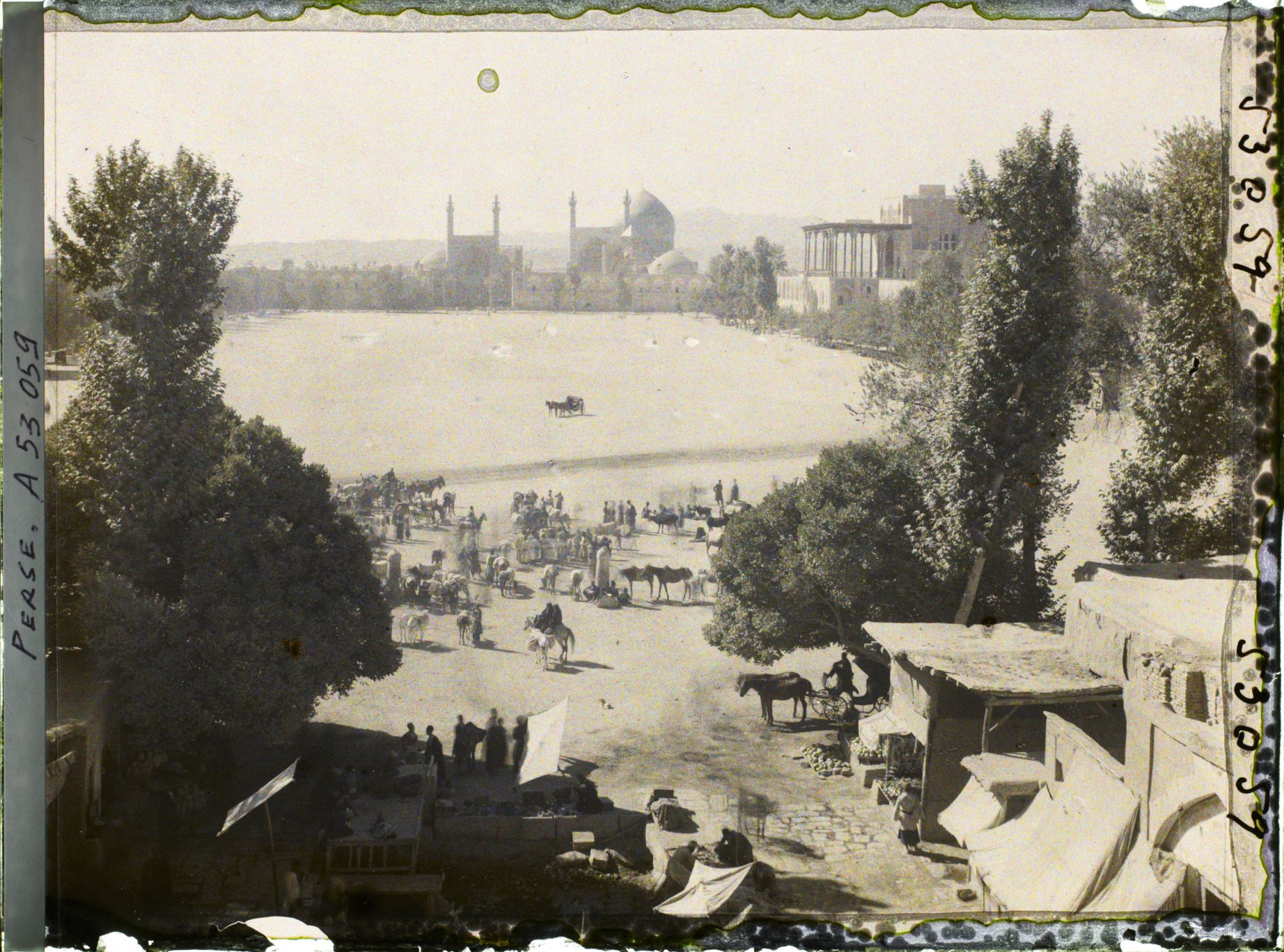 Image représentant La place Naghsh-e Jahan ou Meydan-i-Chah (place Royale), vers la mosquée du Chah au sud et le palais d'Ali Qapu à l'ouest