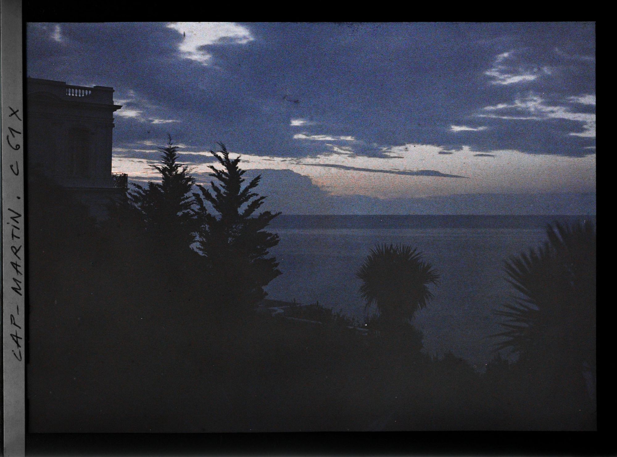 Image représentant Angle supérieur ouest de la villa Kahn, dite villa Zamir, vue à contre-jour en regardant vers l'est