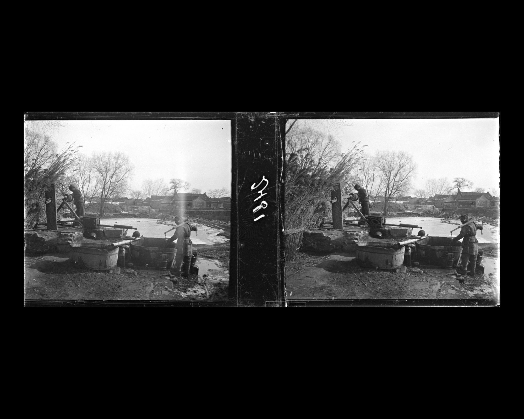 Image représentant Deux hommes dont un porteur d'eau venu se ravitailler à un puits sur la rive est du Qianhai ("lac Antérieur") dans le Quartier du Shishahai ("lac des Dix Monastères")