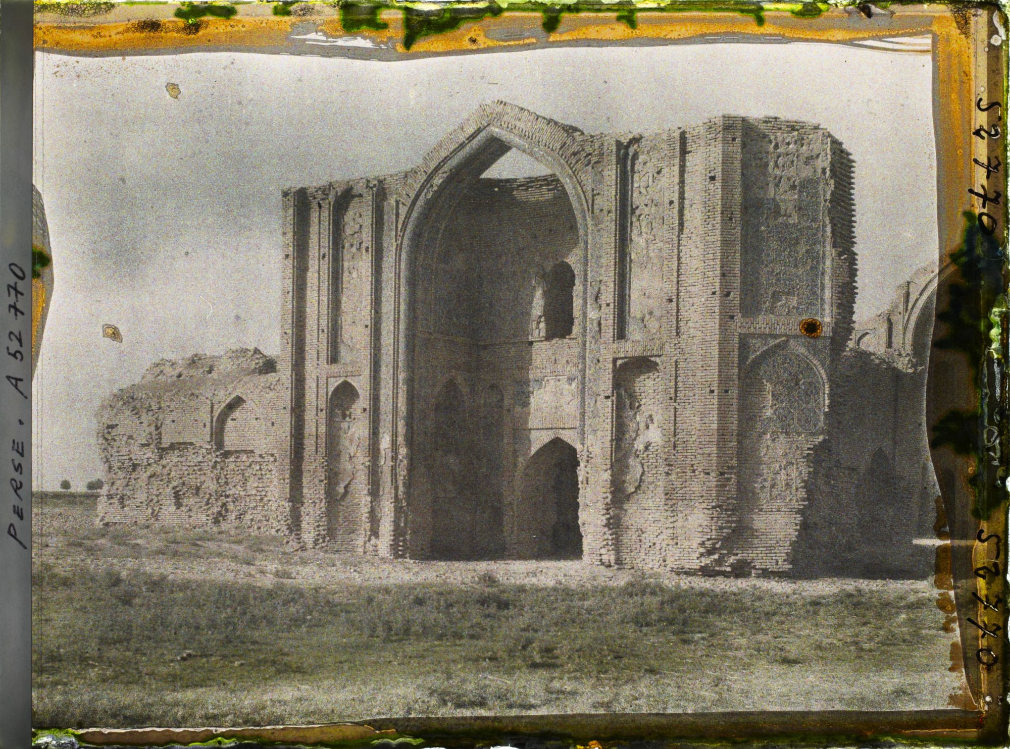 Image représentant L'iwan de la Masdjid-i-Djouma (Mosquée du Vendredi ou Grande mosquée, 1322)