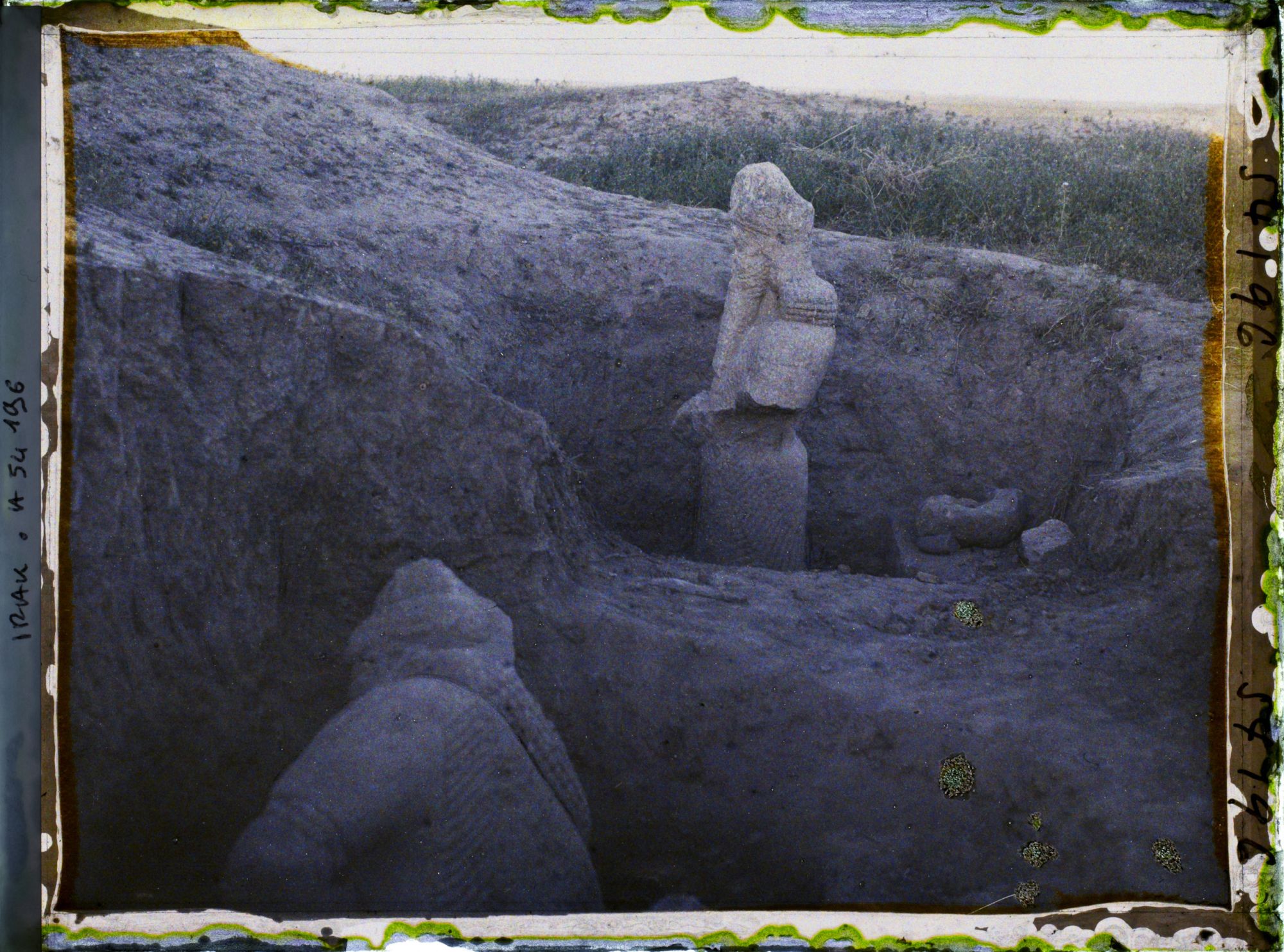 Image représentant Statues du dieu Nabû (ou Nébo) gardant l'entrée du palais d'Assurnasirpal II (?)