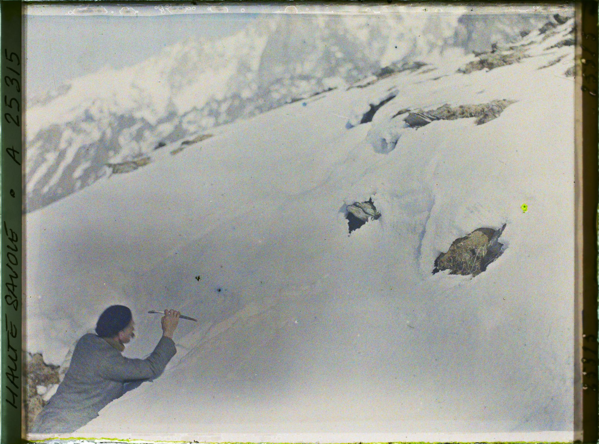 Image représentant France Les Alpes, Le Plan de l'aiguille, Traçage d'une piste dans la nouvelle neige.
