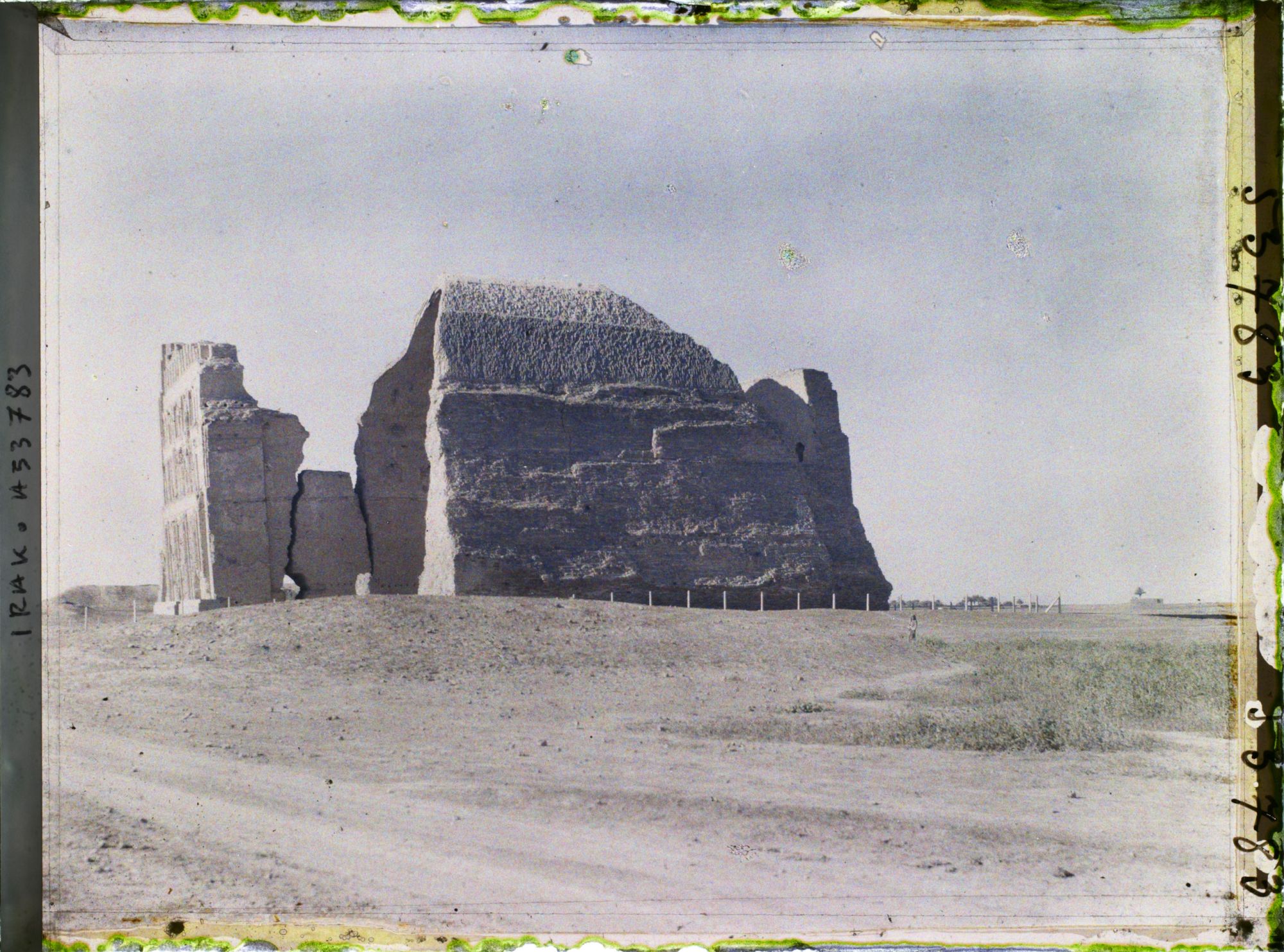Image représentant Le Taq-I-Kisra (palais de Khosroes), un profil droit