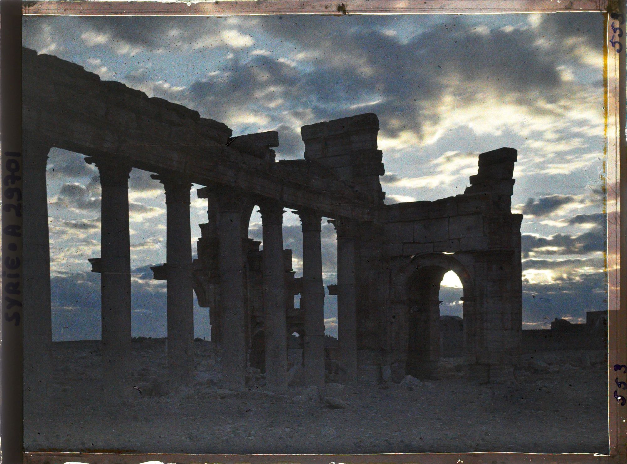Image représentant Le début de la Grande colonnade et l'arc monumental au lever du jour