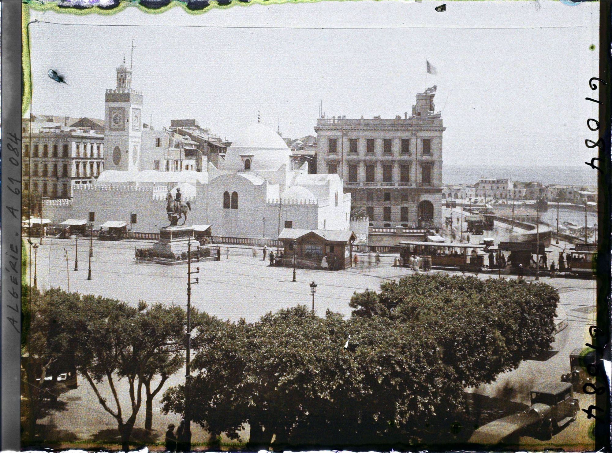 Image représentant La place du Gouvernement et la mosquée de la Pêcherie