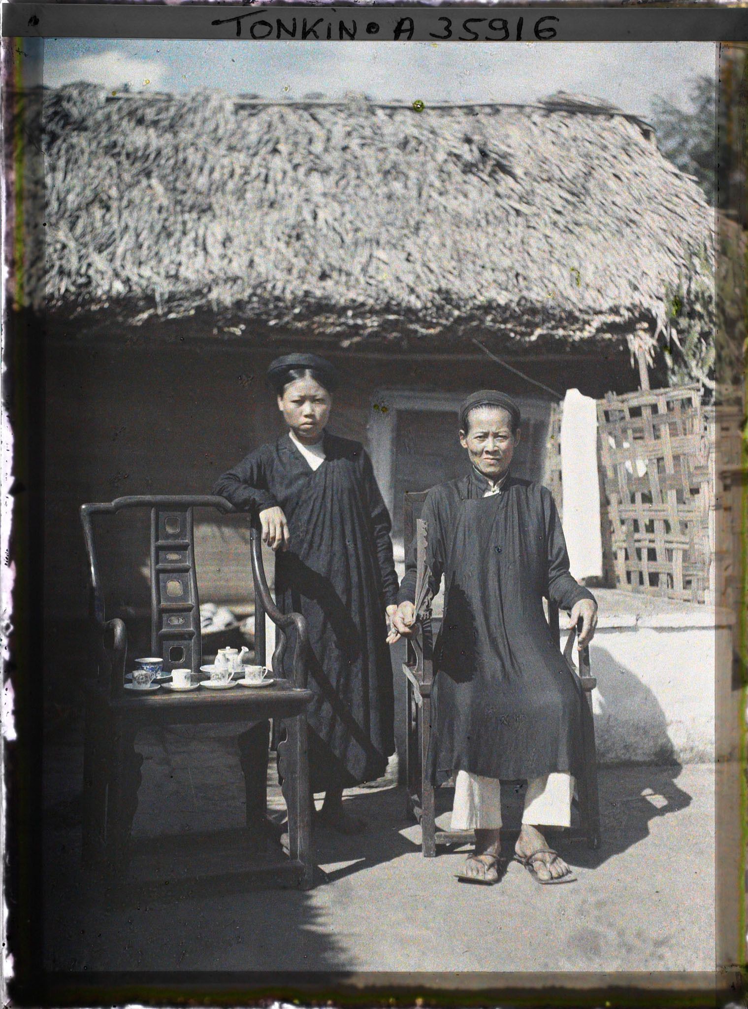 Image représentant Un couple de parents dans la cour intérieure d'une habitation lors d'une cérémonie de mariage