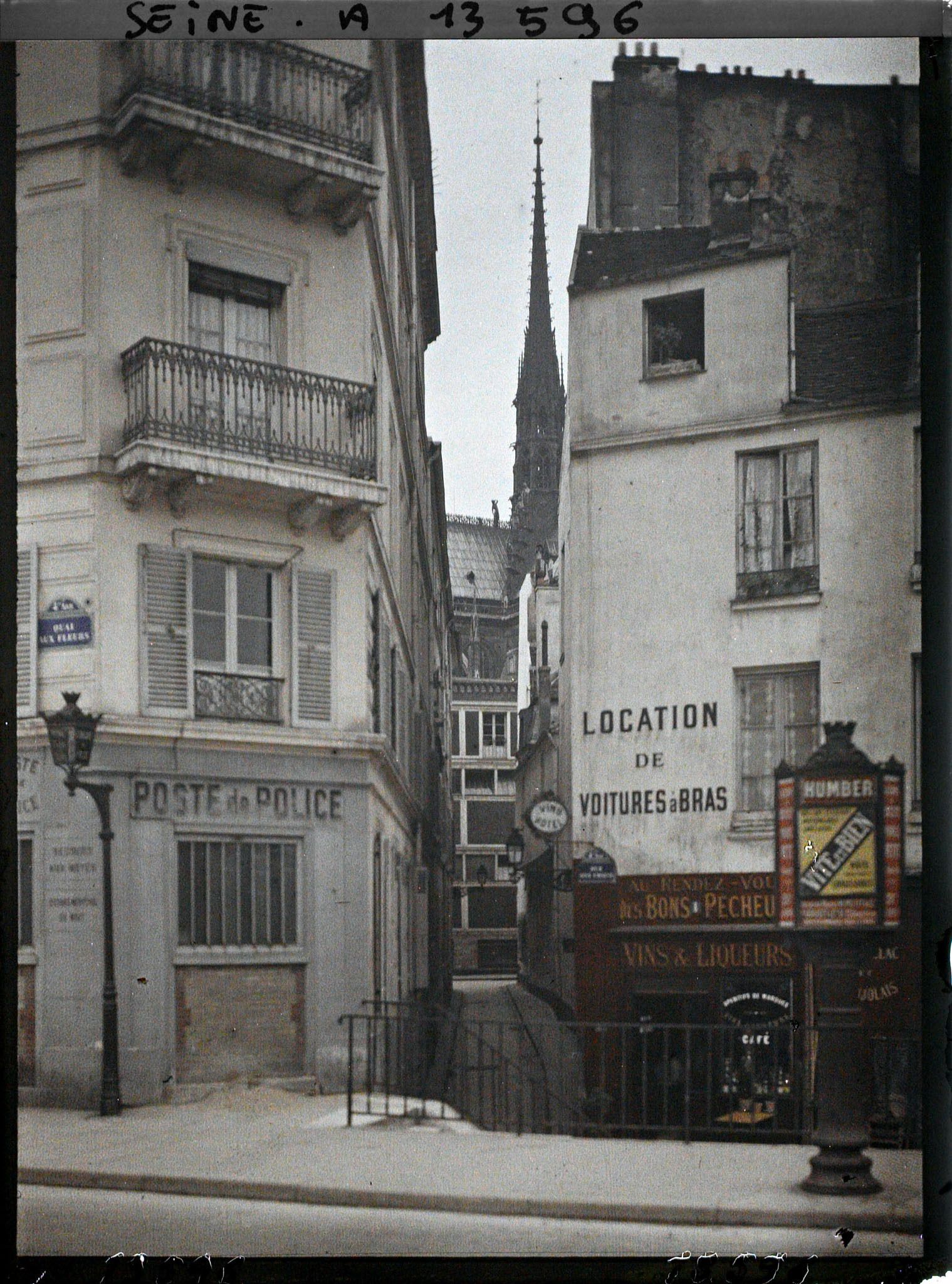 Image représentant Le quai aux Fleurs, passage reliant la rue des Ursins