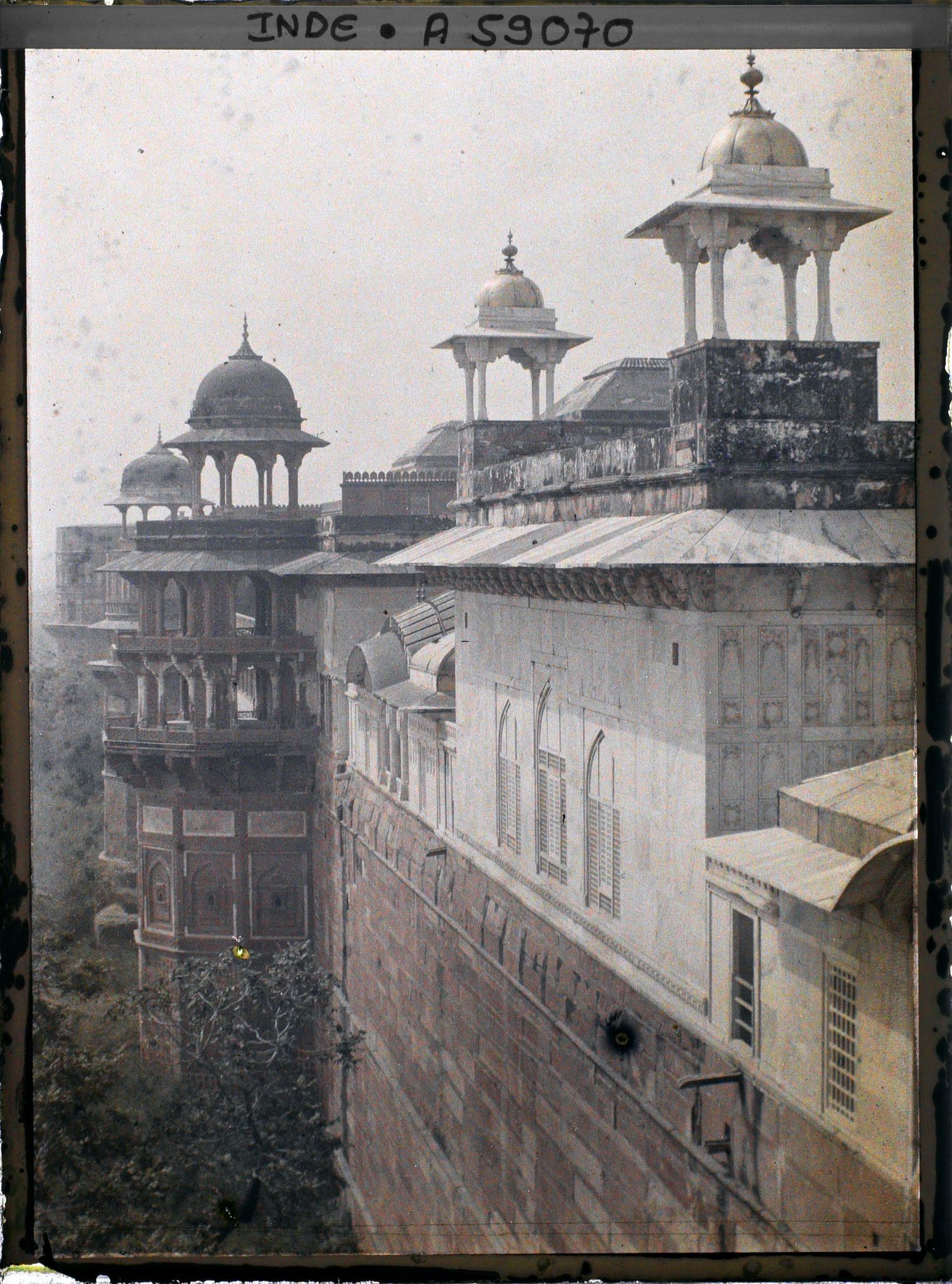 Image représentant Les murailles du fort Rouge (Lal Qila) côté est et le palais privé (Khas Mahal) de Shah Jahan surmonté de chhatris