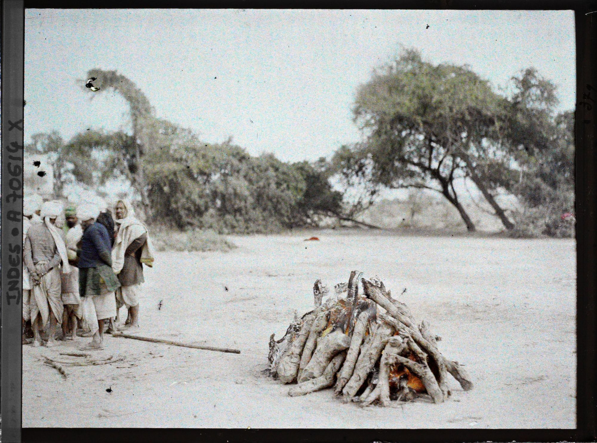 Image représentant Bûcher funéraire (le combustible utilisé ici étant le bois)