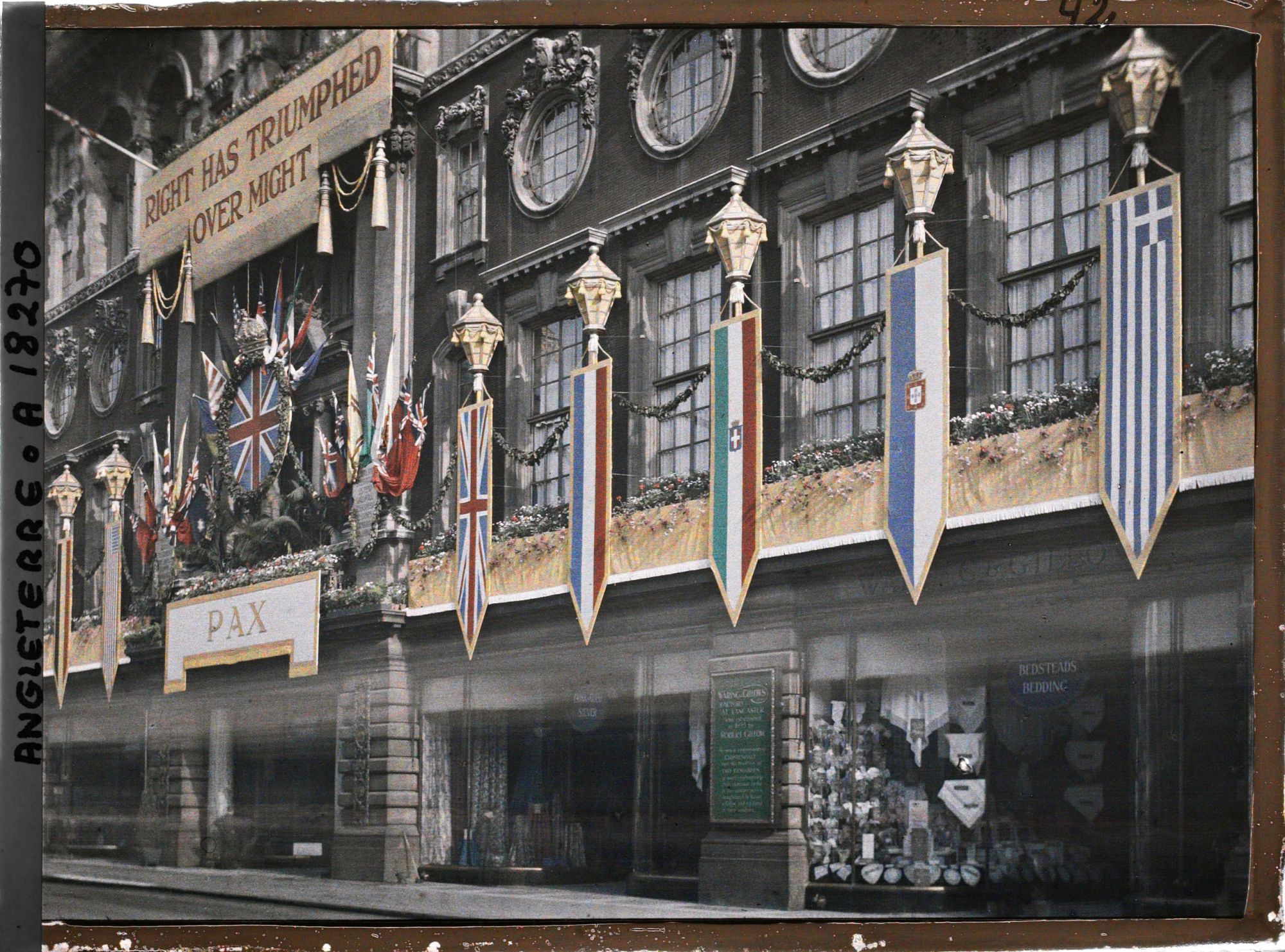 Image représentant La boutique Waring & Gillow décorée sur Oxford street à l'occasion de la commémoration de la Première Guerre Mondiale