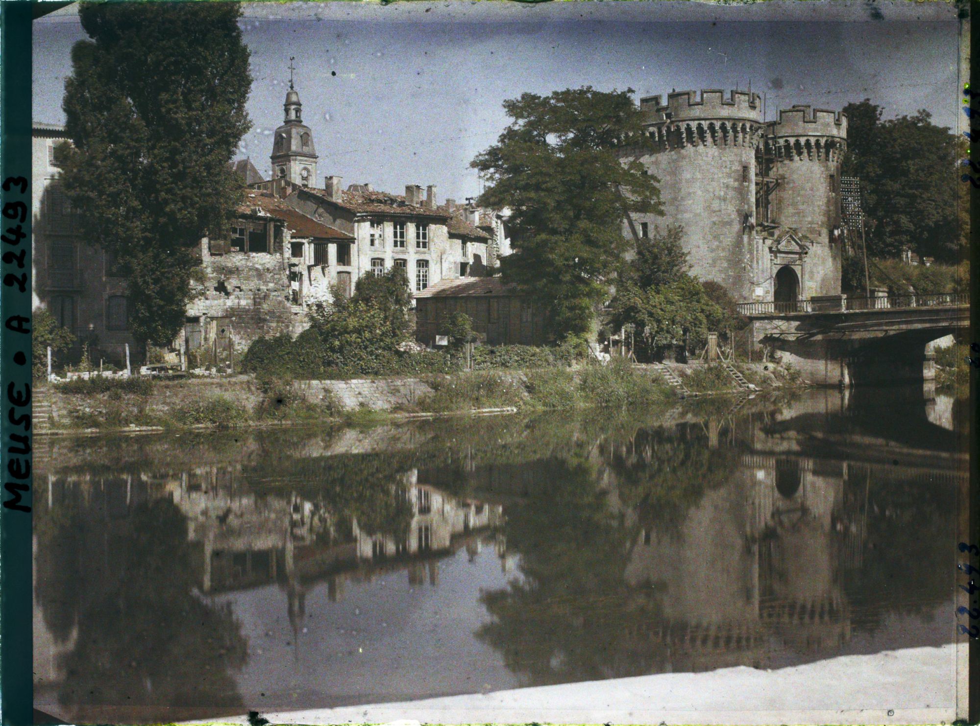 Image représentant France, Verdun, La Porte Chaussée et la Chapelle du Collège vers le rive droite de la Meuse
