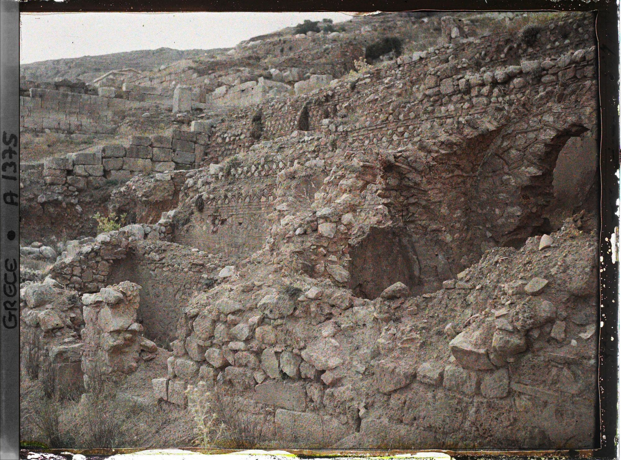 Image représentant L'Agora romaine, place bordée de magasins devant l'entrée principale du sanctuaire d'Apollon