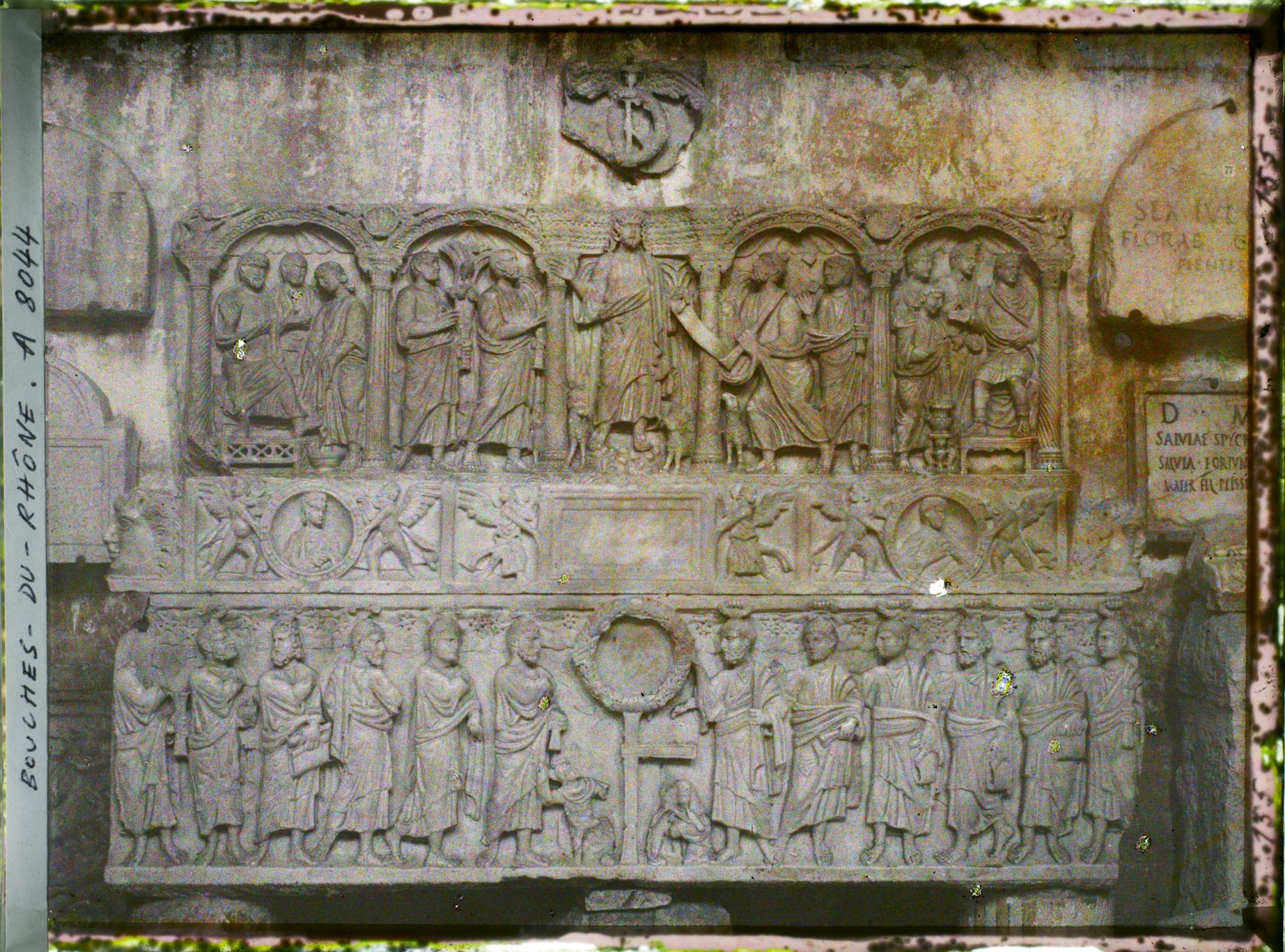 Image représentant Sarcophages de l'Anastasis et de la Remise de la Loi à Saint-Pierre, placés l'un au dessus de l'autre au musée lapidaire, actuellement au musée de l'Arles antique