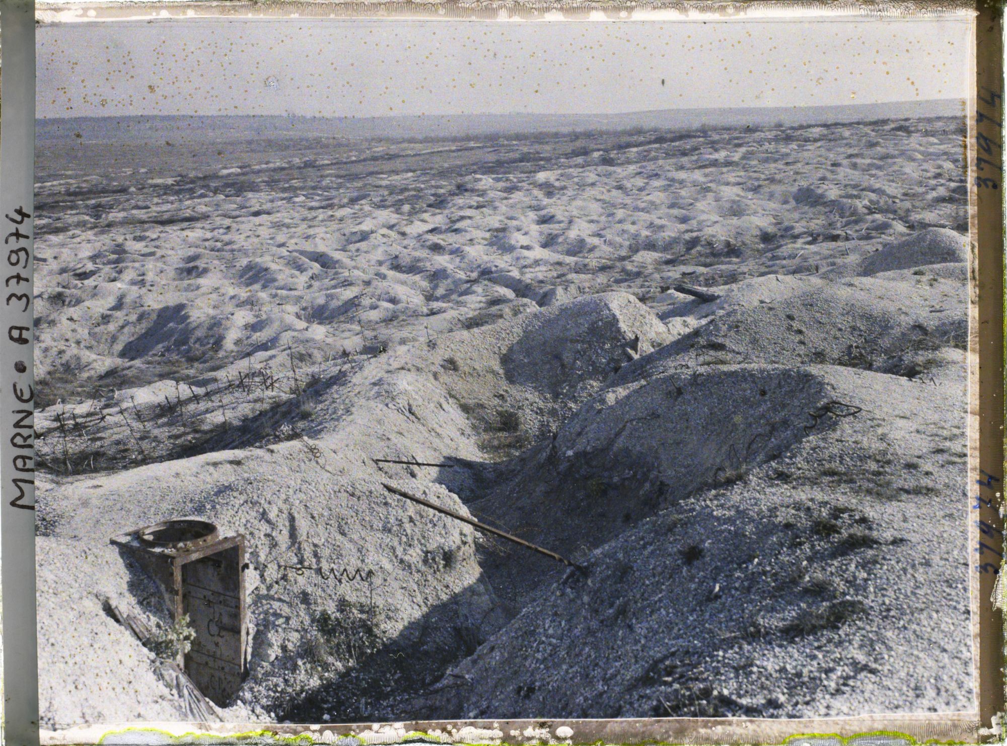 Image représentant France, Mont Cornillet, Aspect du terrain  Tranchées et Observatoire