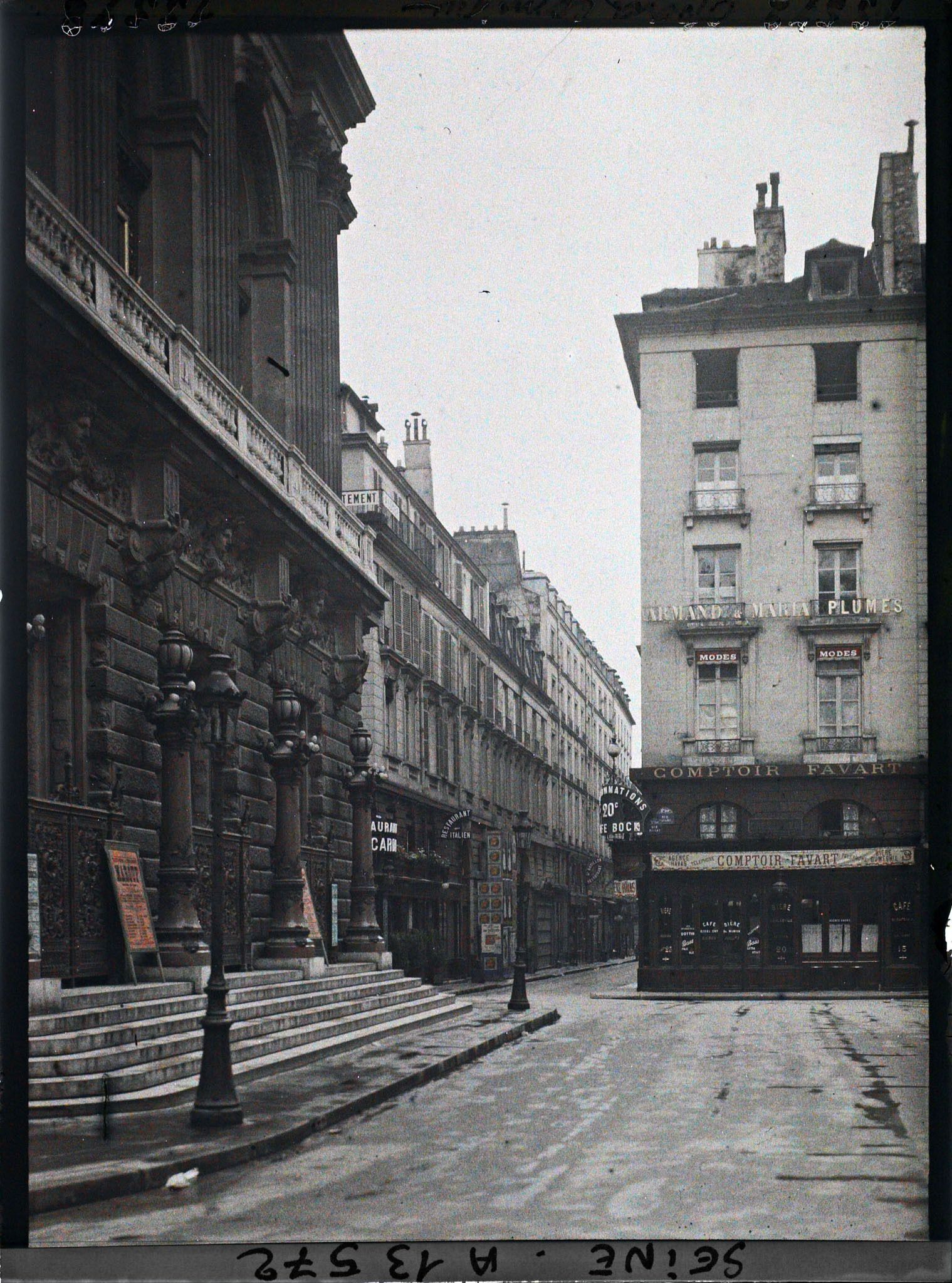 Image représentant L'Opéra Comique place Boieldieu, vu de la rue de Marivaux