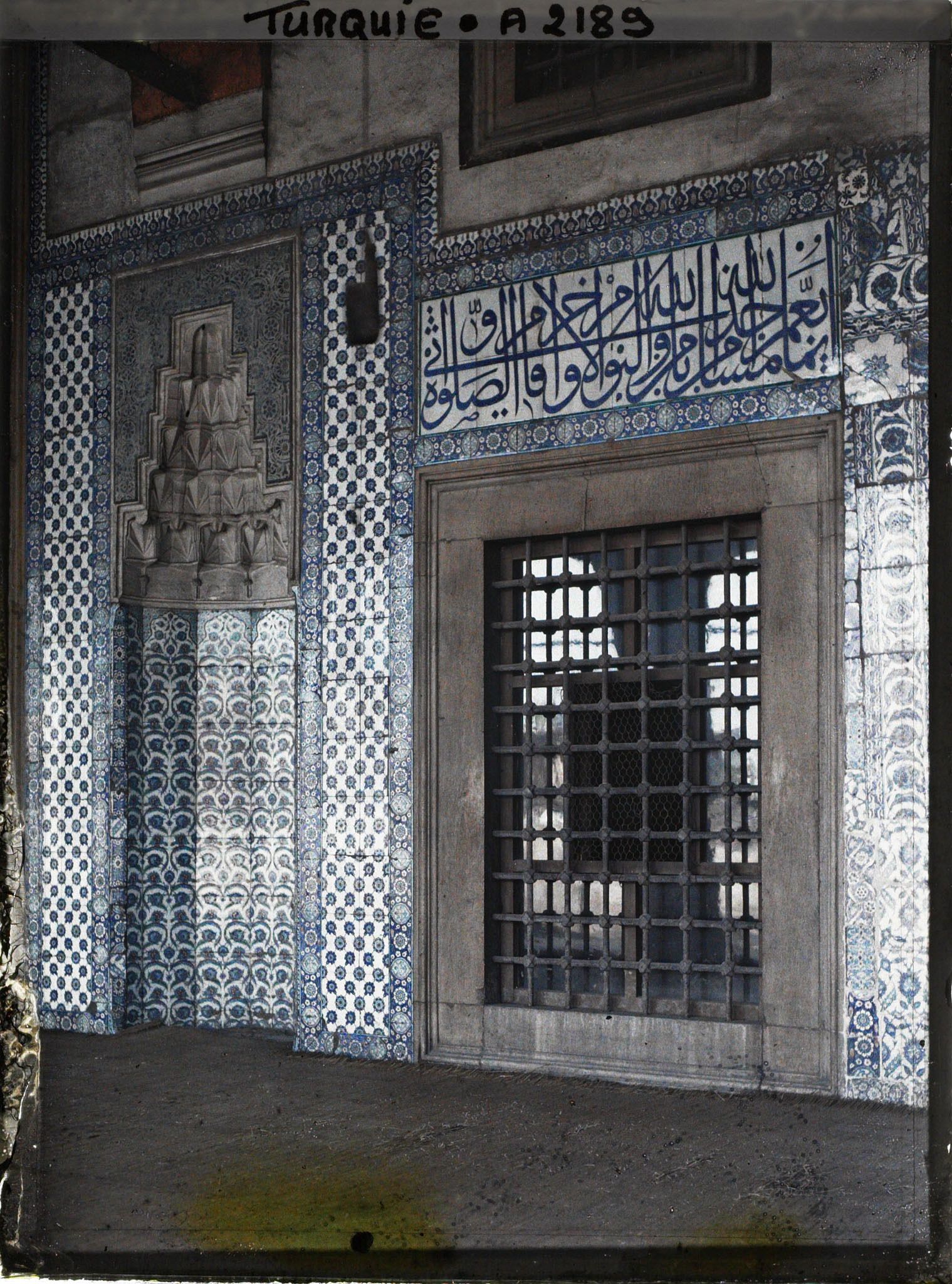 Image représentant Une baie de la façade entourée de faïences de la Rustem Pasa Camii ("mosquée de Rustem Pasa")