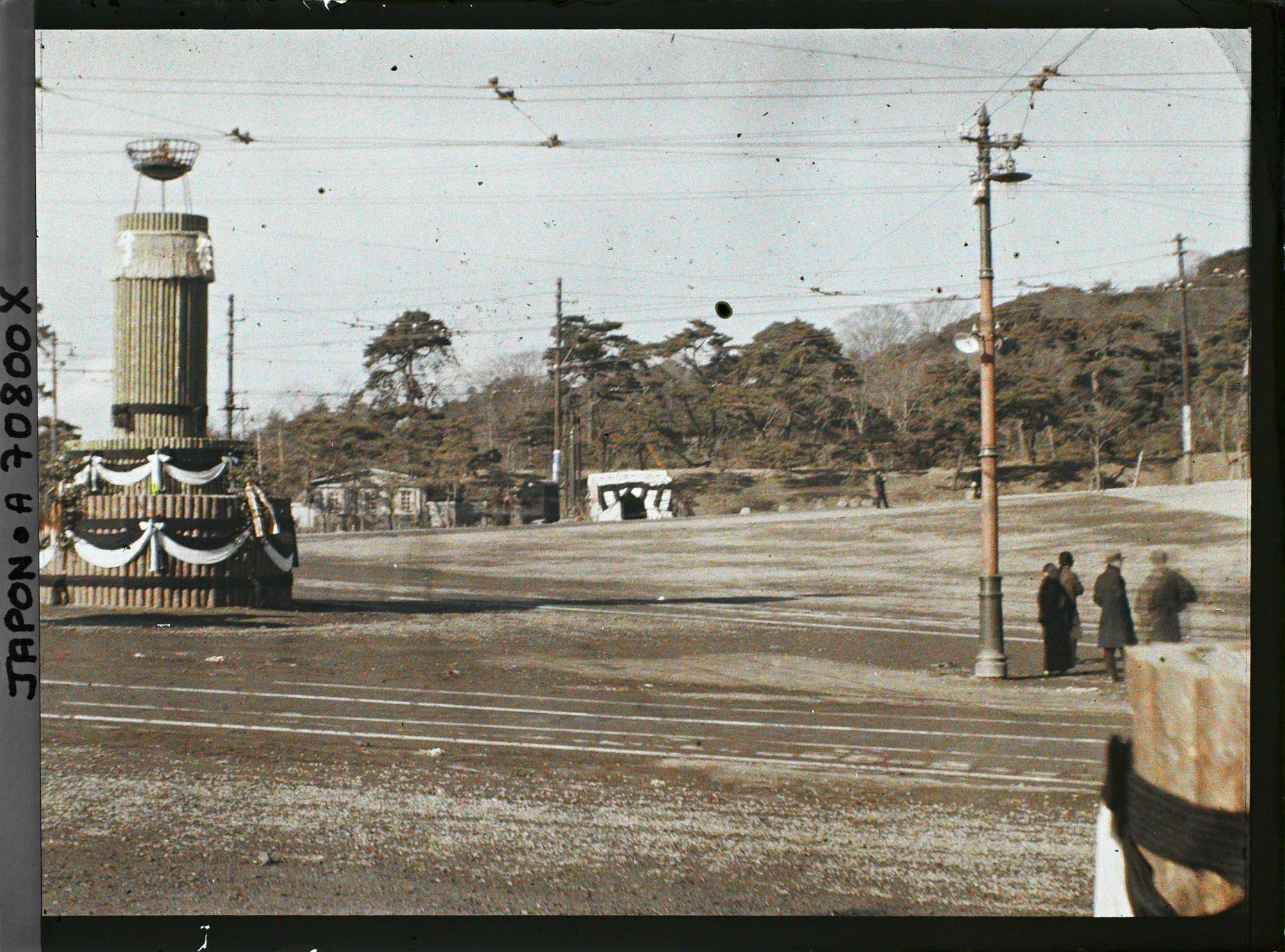 Image représentant Funérailles de l'Empereur Taisho-Tenno (Yoshihito), décor mortuaire et militaire à cheval, près du Palais ou près du mausolée de Tama?
