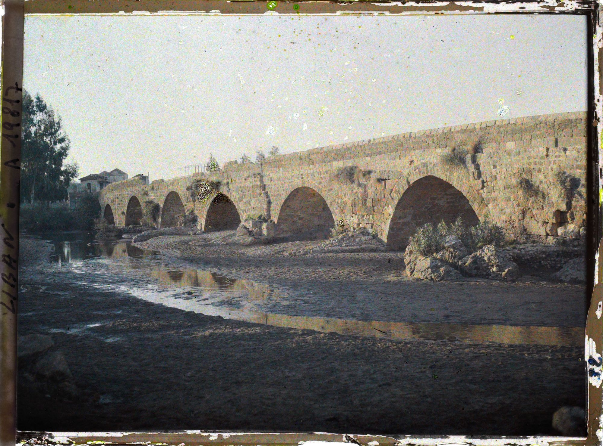 Image représentant Un pont frontalier