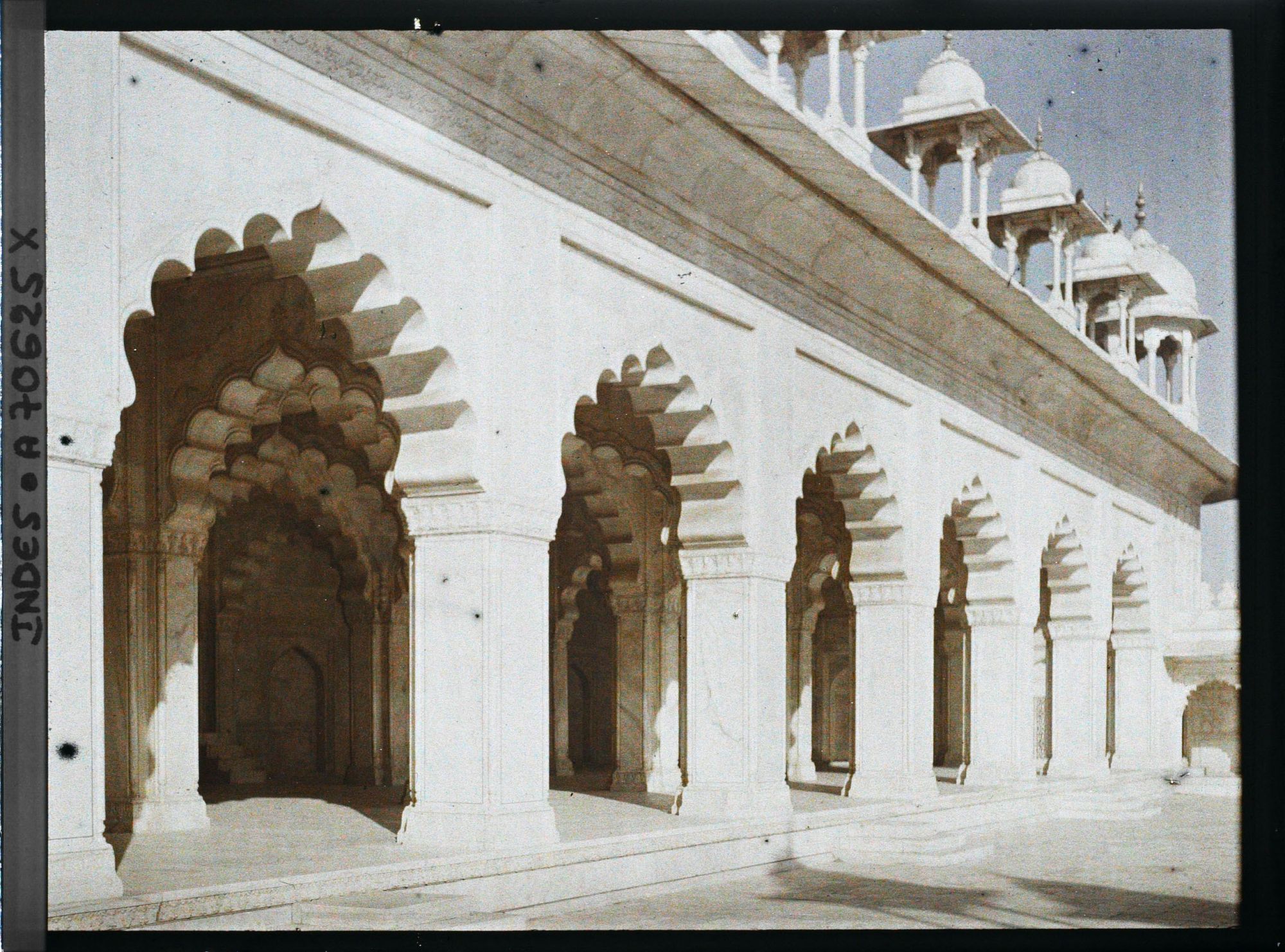 Image représentant Façade de la salle de prière de la mosquée de la Perle (Moti Masjid)