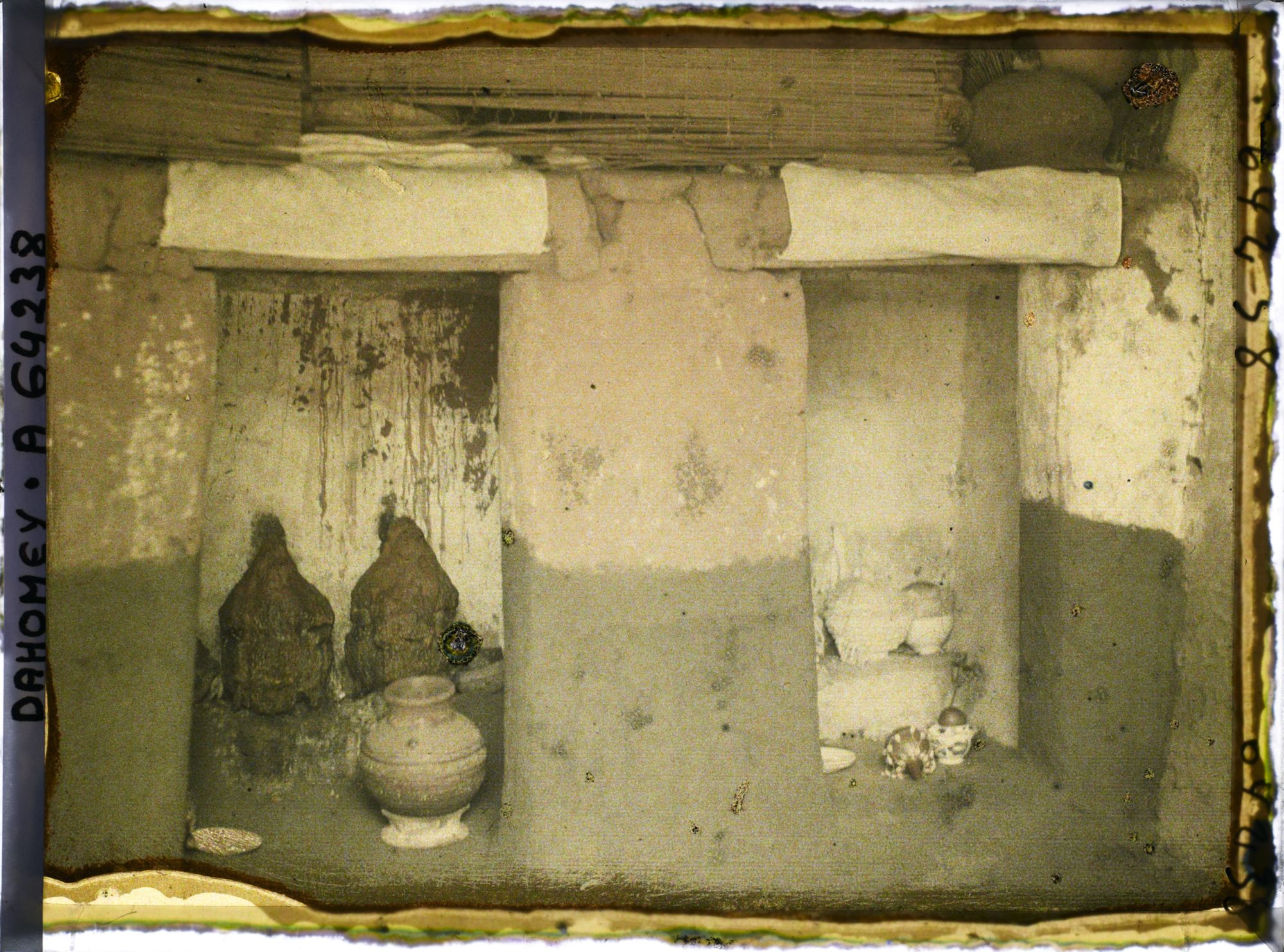 Image représentant Autels chez le féticheur du Serpent