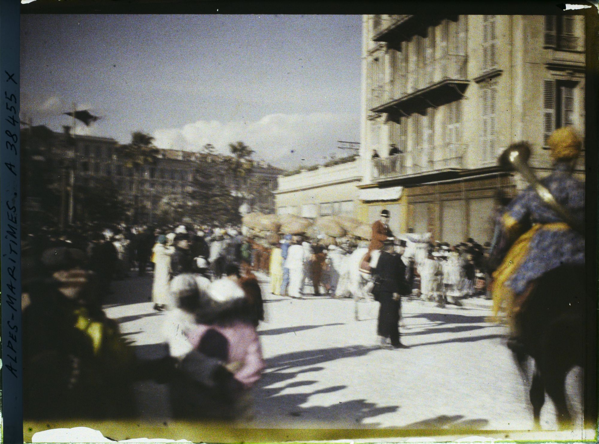 Image représentant La foule dans les rues pendant le carnaval, thème le pêcheur Niçois berné