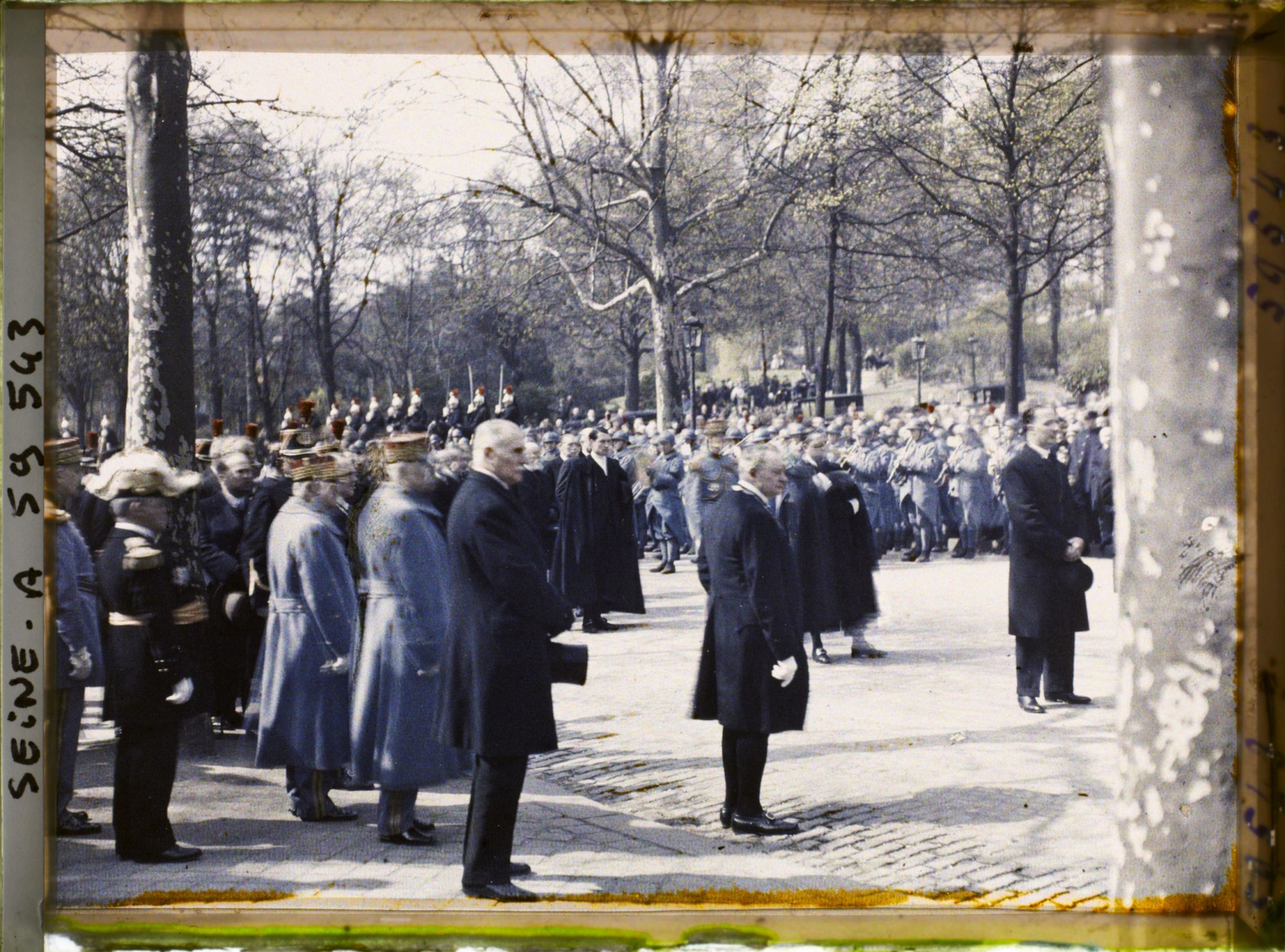 Image représentant Les funérailles de l'ambassadeur des États-Unis Myron Herrick, défilé devant le Trocadéro en présence des maréchaux Pétain et Franchet d'Esperey