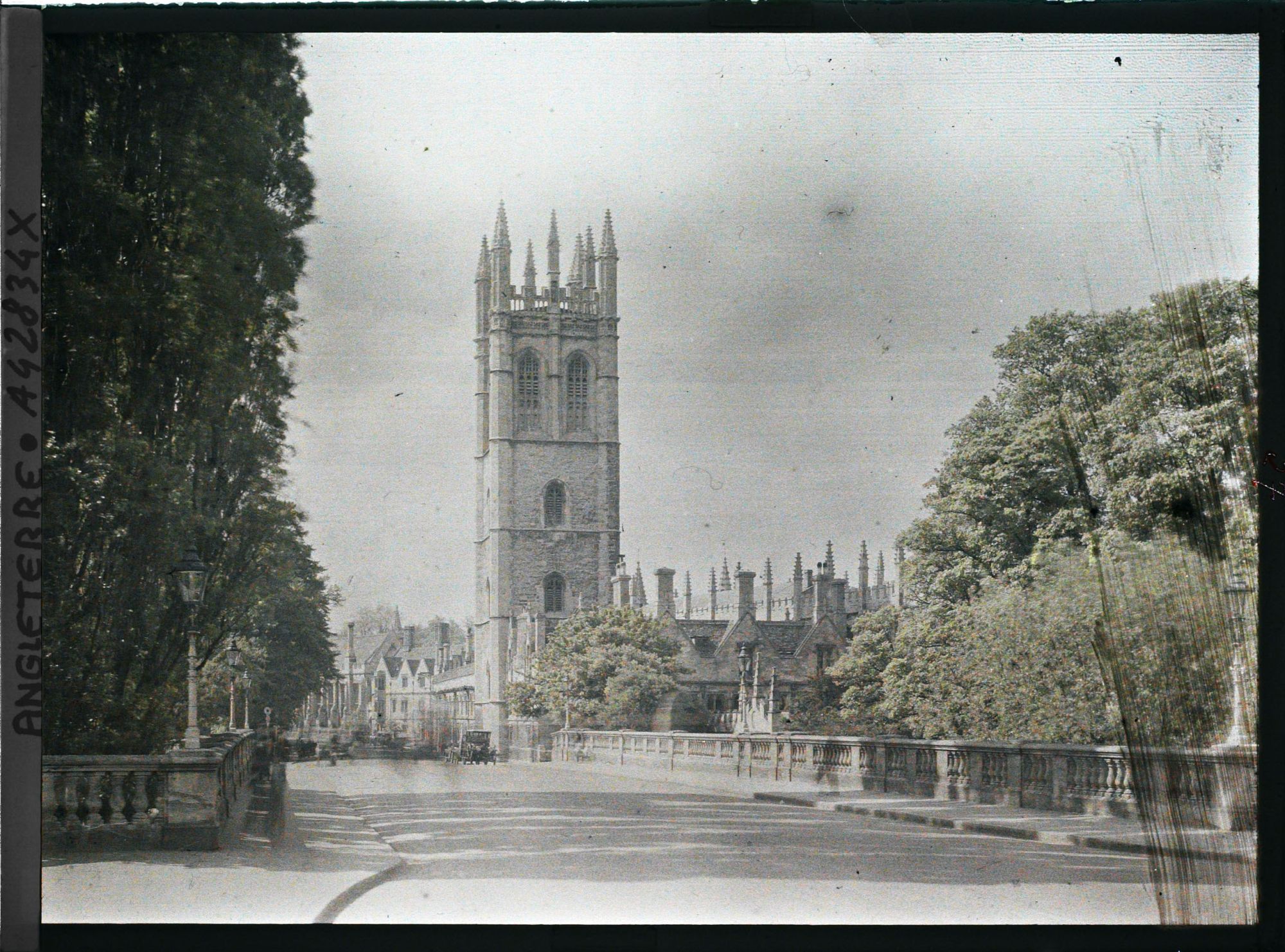 Image représentant La tour du Magdalen College sur High street, vue depuis le pont