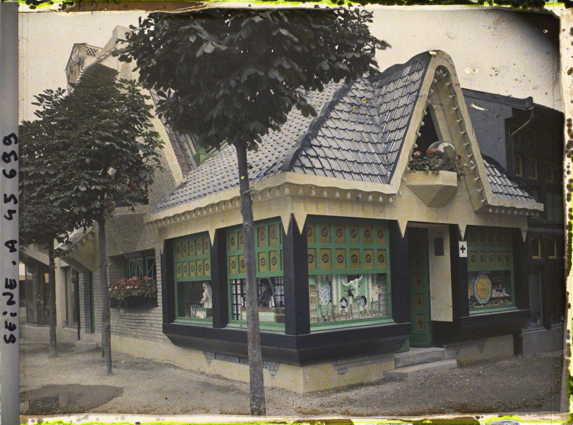 Image représentant L'Exposition des arts décoratifs, Le Village français sous la direction de Charles Genuys, Pharmacie-dispensaire