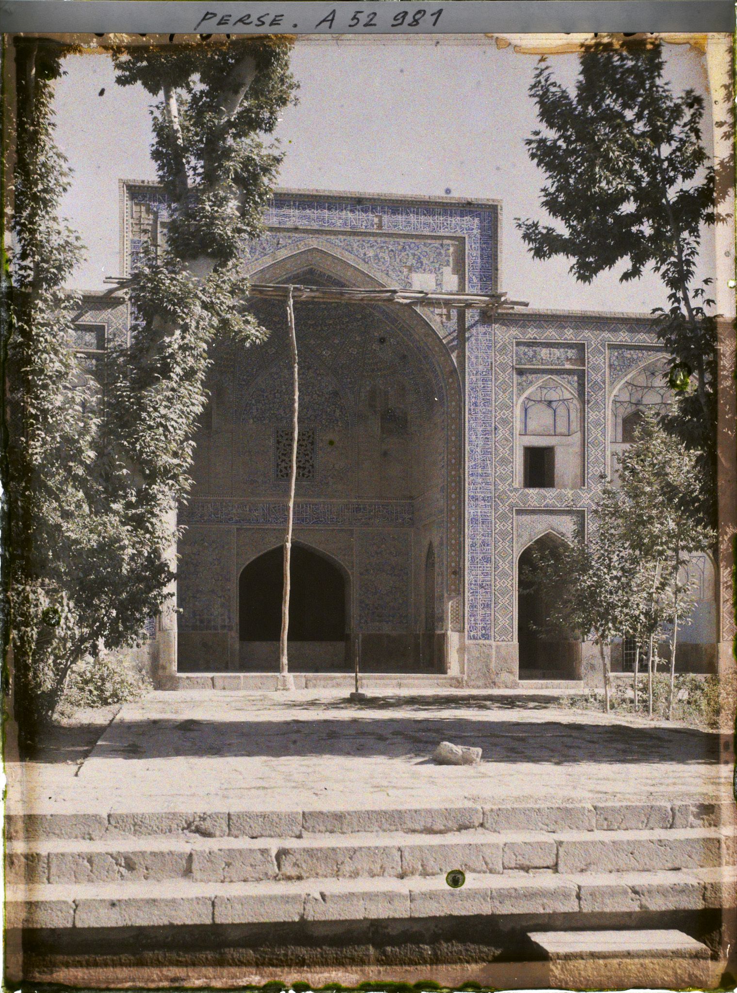 Image représentant La Madreseh Mader-i-Chah, école coranique dite "de la mère du Chah" (1714), entrée de la salle de prière de l'autre côté de la cour