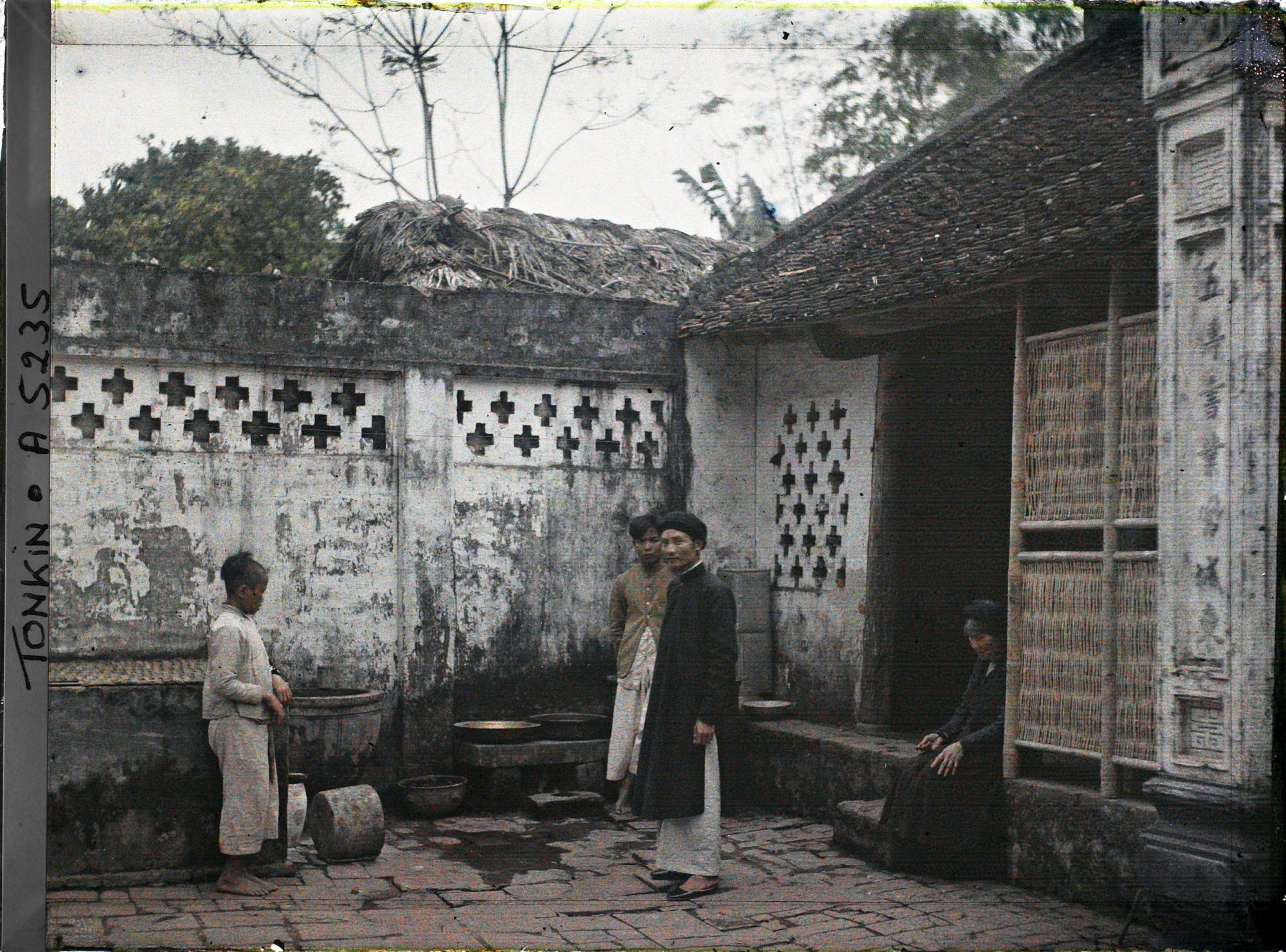 Image représentant Un maire de village dans la cour de sa maison