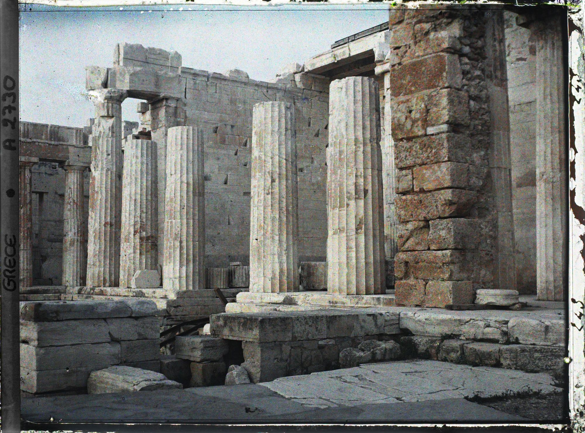 Image représentant Sur l'Acropole, les Propylées de Mnesicles, (à gauche, au fond, mur de la Pinacothèque)