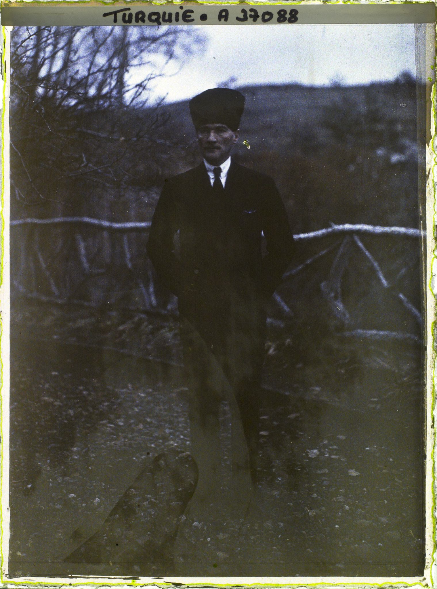 Image représentant Le Maréchal Mustafa Kemal, Président de la Grande Assemblée Nationale et Commandant en chef de l'armée (avec son kalpak sur la tête)