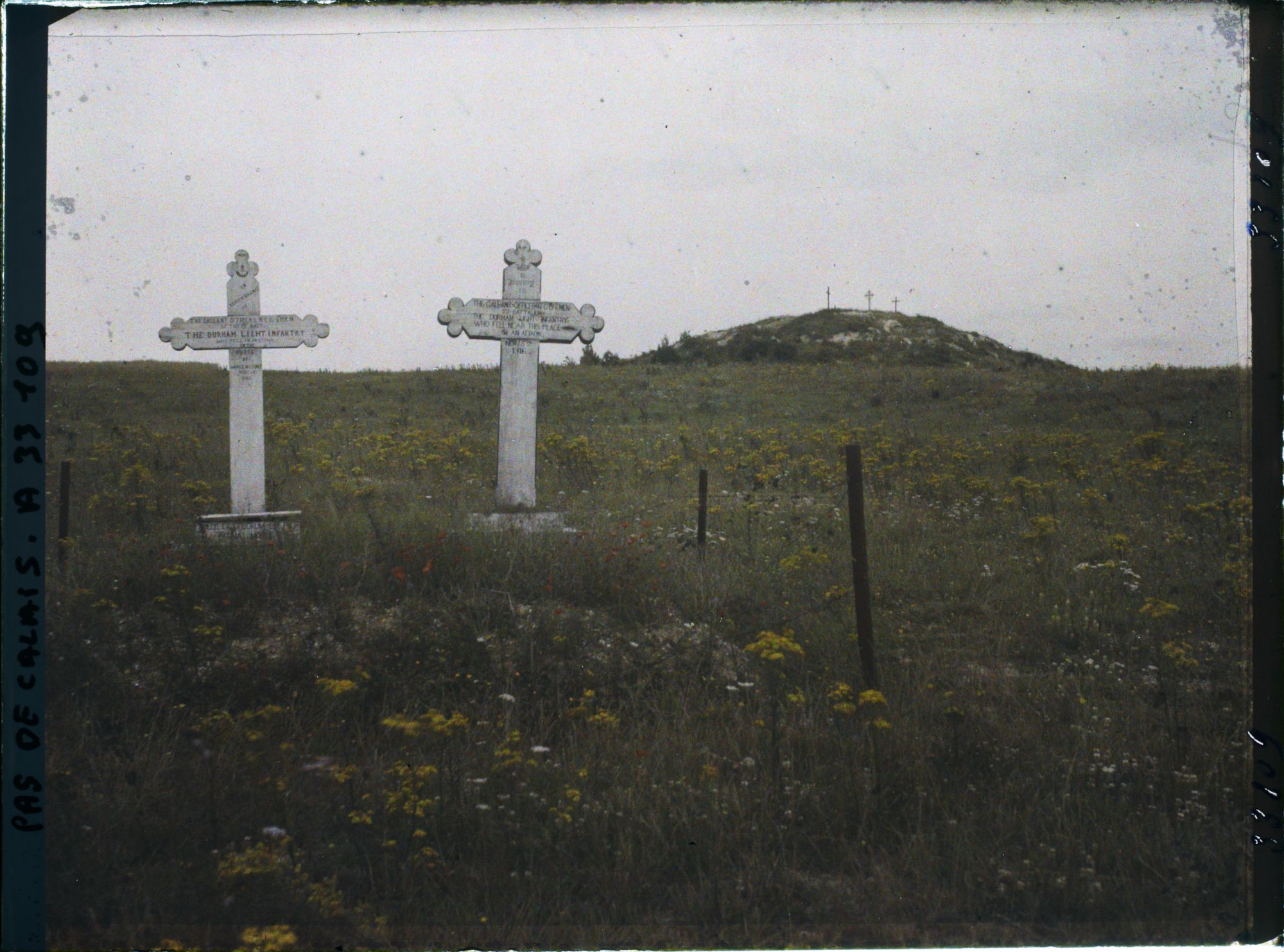 Image représentant France, Warlencourt, Tombes anglaises devant la butte de Warlencourt
