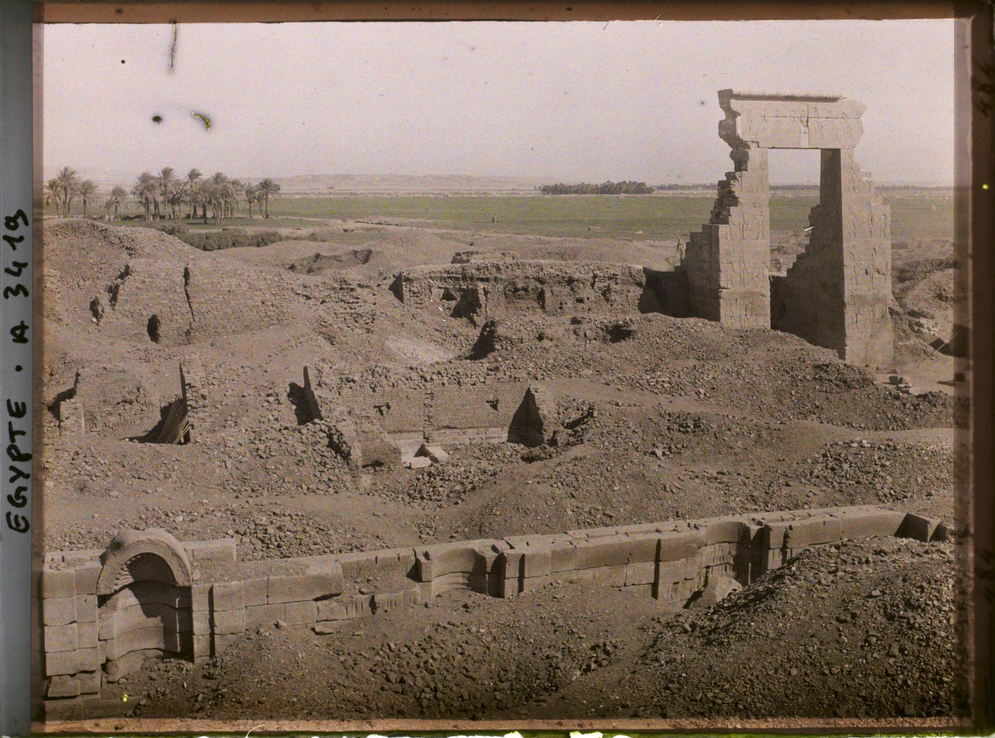 Image représentant Vue de l'entrée du temple et des alentours depuis le toit du  null mammisi romain