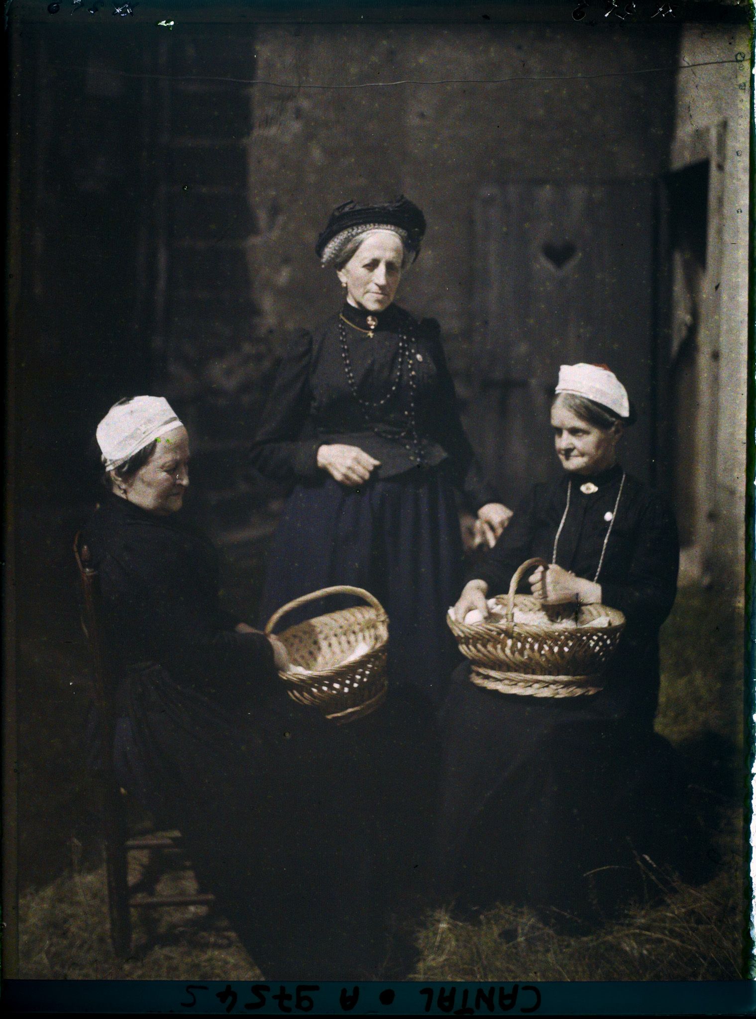 Image représentant Catherine, Julienne et Mademoiselle Maria Bérand avec la coiffe et le chapeau de Saint-Flour
