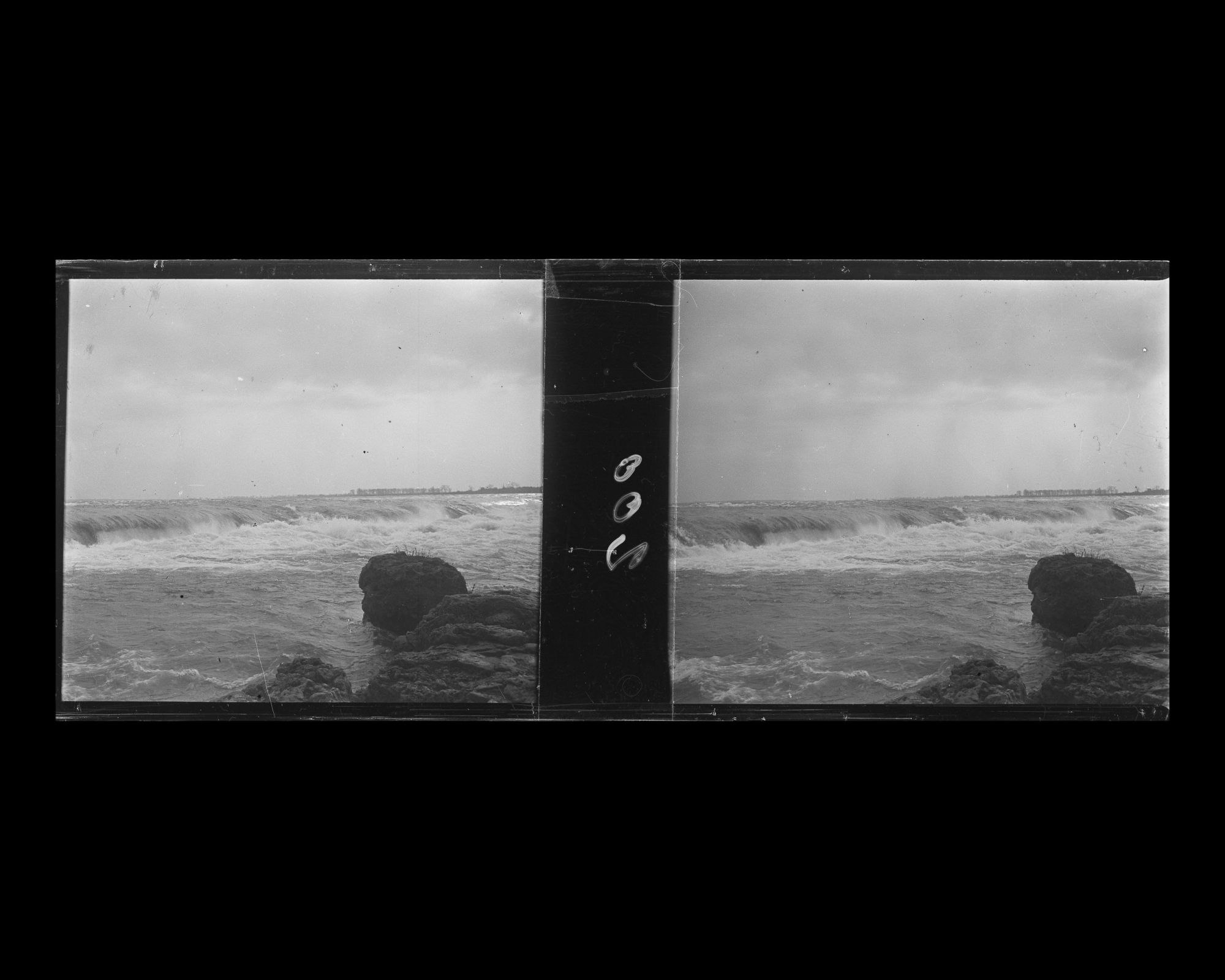 Image représentant Vue des rapides de la rivière Niagara, prise de la rive américaine, probablement depuis la passerelle de Tree Sisters Islands