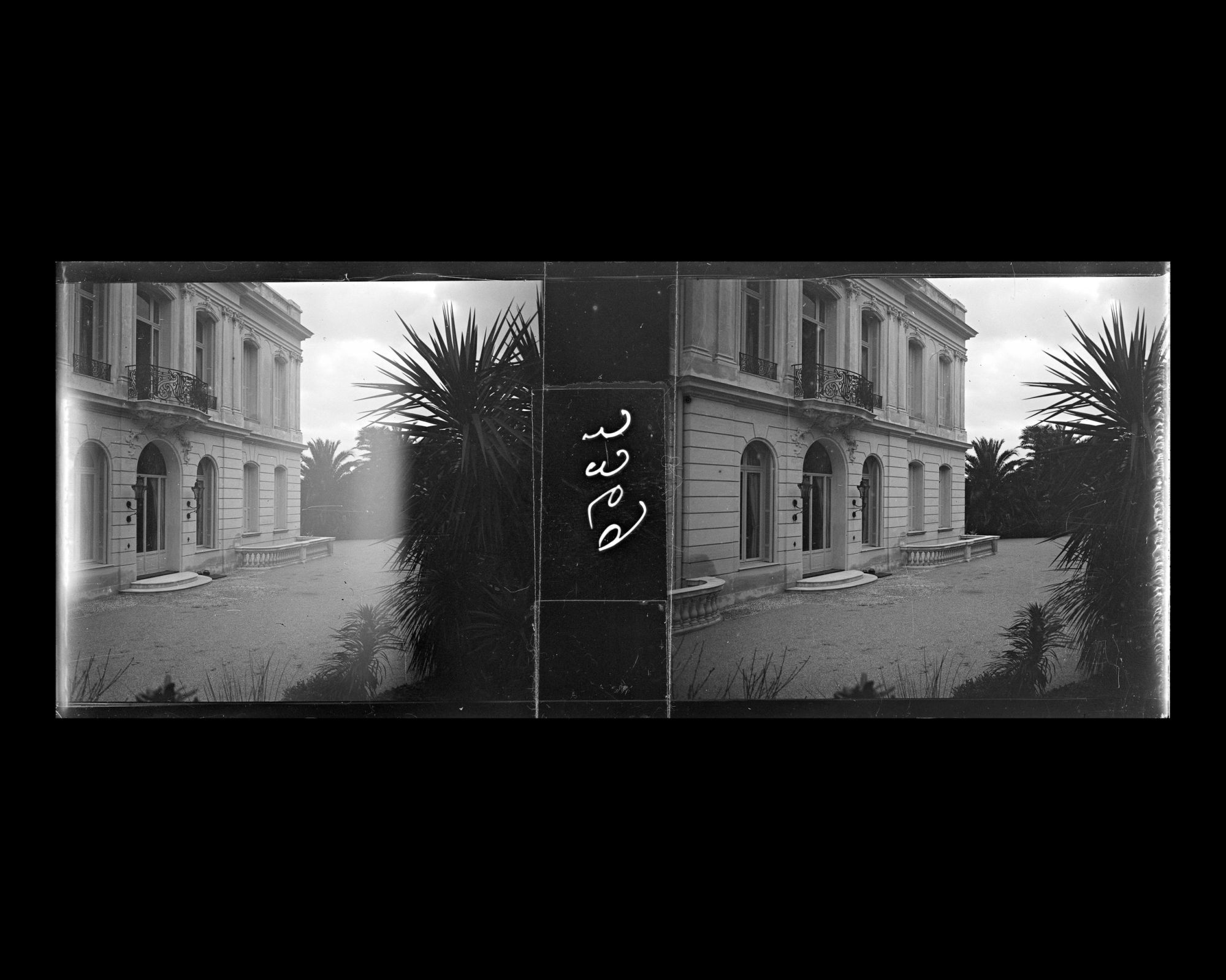 Image représentant L'entrée de la villa Kahn