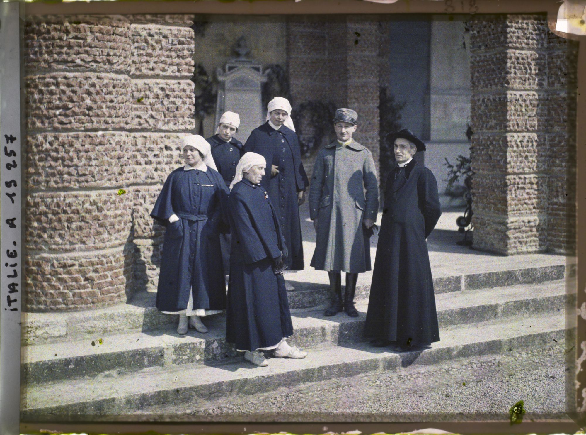 Image représentant Groupe d'infirmières avec un soldat et un prêtre