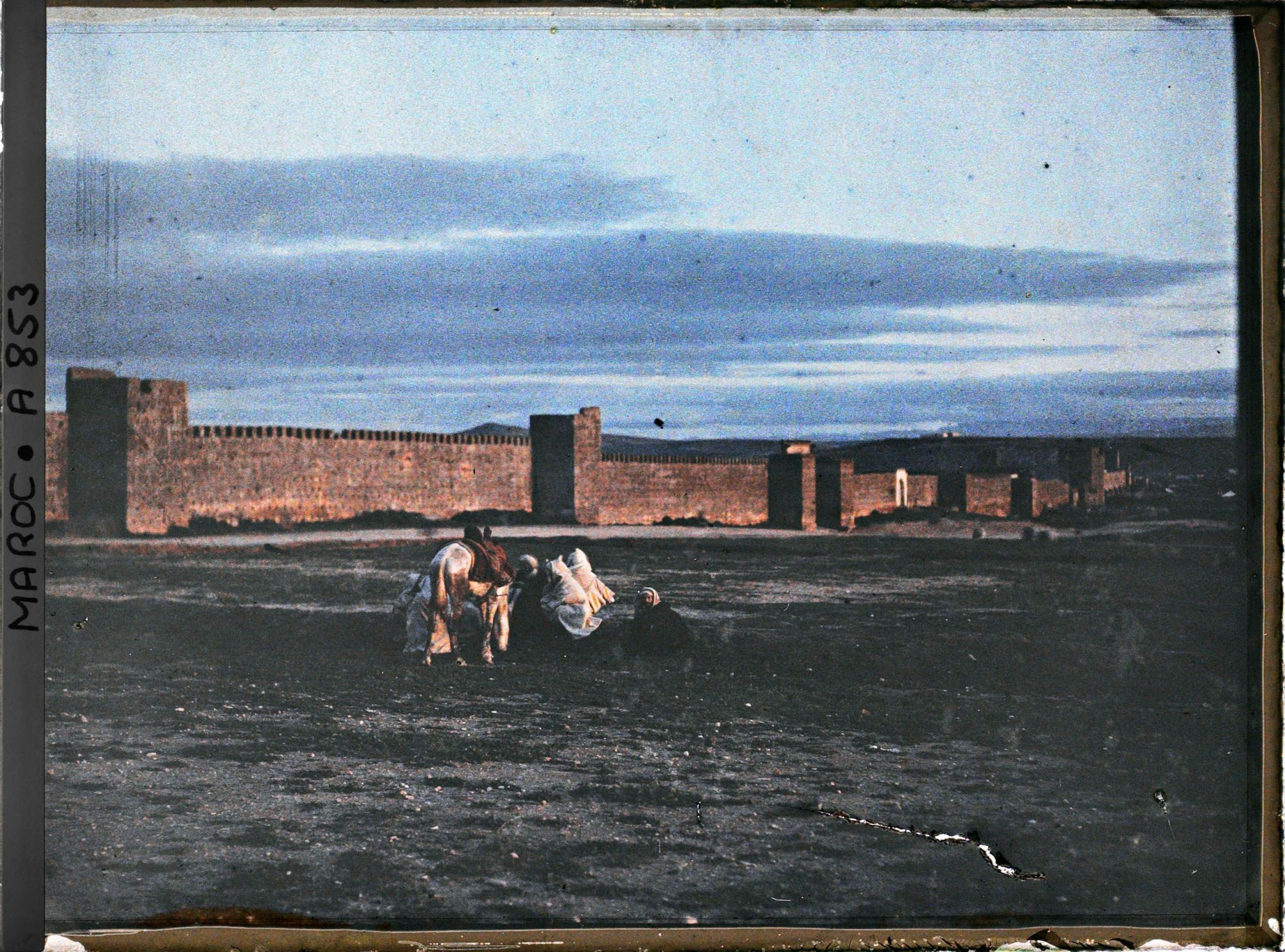 Image représentant Groupe d'hommes et cheval devant le rempart de la casbah des Cherarda