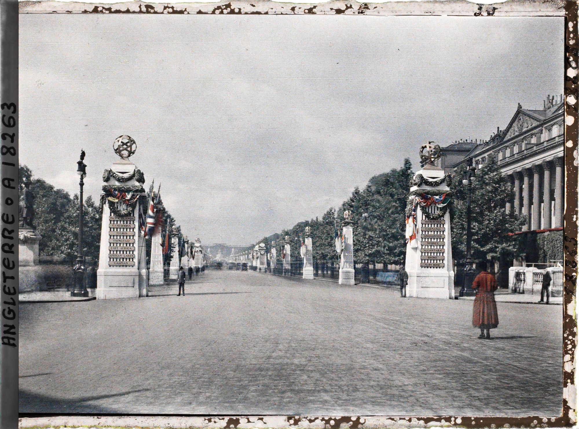Image représentant The Mall décoré de monuments commémorant la fin de la Première Guerre Mondiale