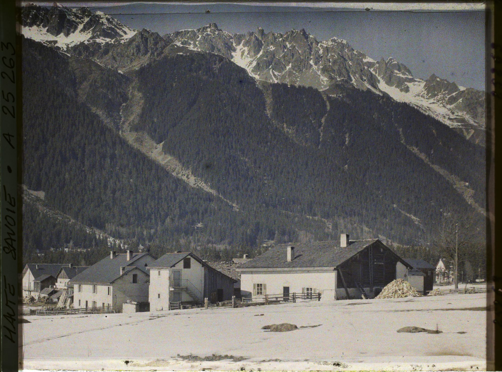 Image représentant Mouilles, Vallée de Chamonix, Le Village des Mouilles et les Aiguilles Rouges