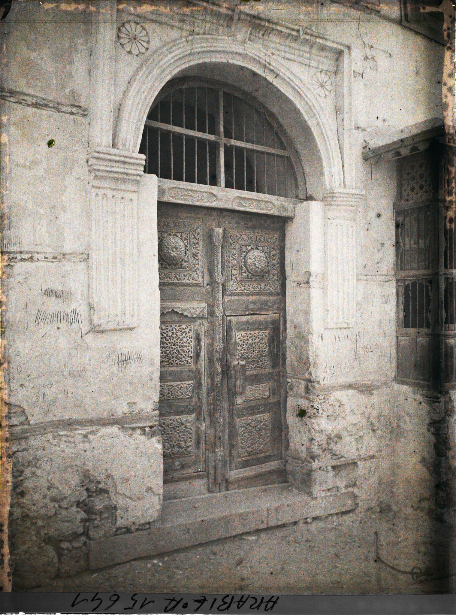 Image représentant Porte de bois ouvragé