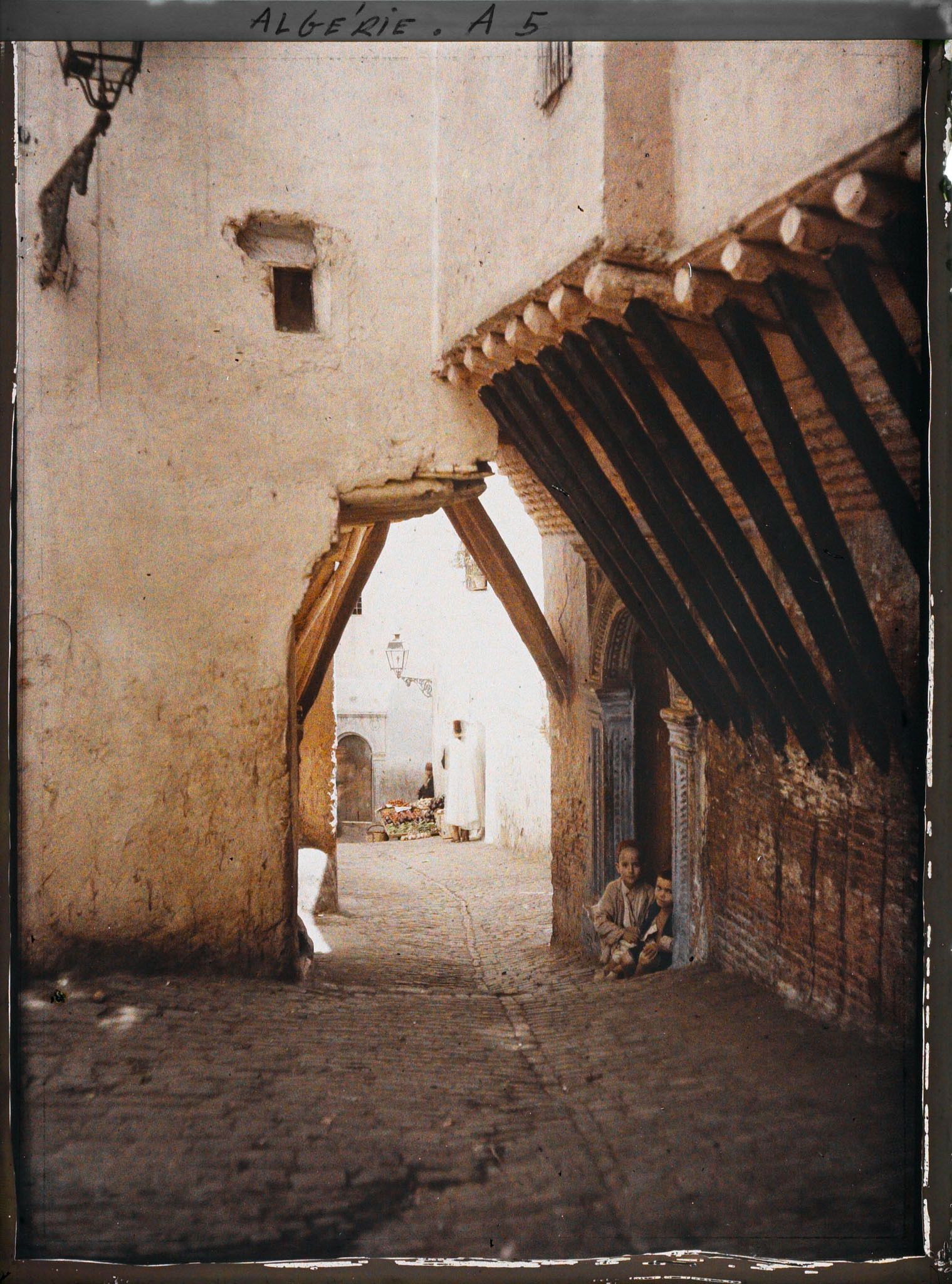 Image représentant La rue de la Casbah dans la ville haute (médina)