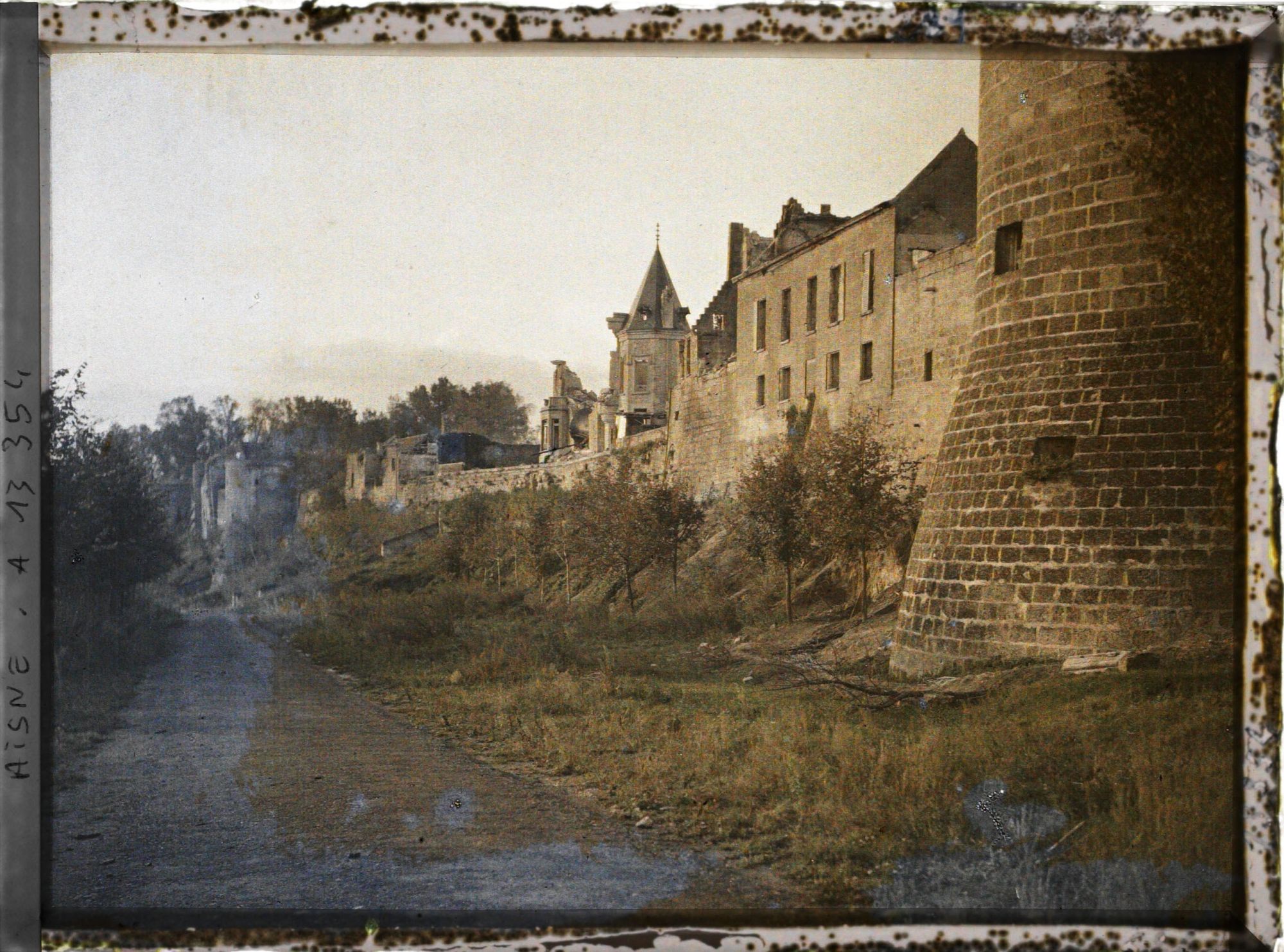 Image représentant France, Coucy-le-Chau, Remparts au Soleil couchant