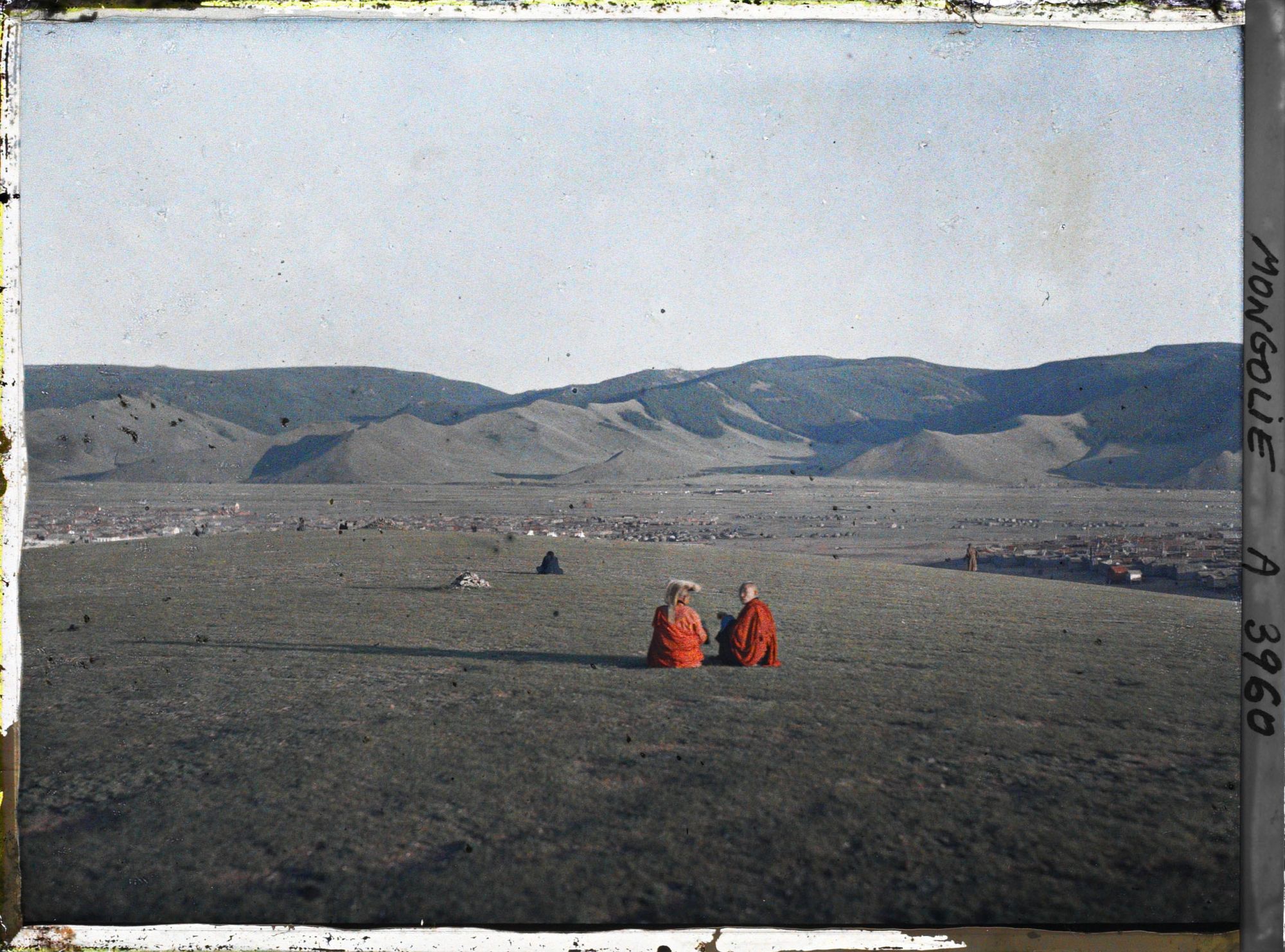 Image représentant Deux lamas assis sur la colline Tsagaan ou colline Blanche, dominant la ville