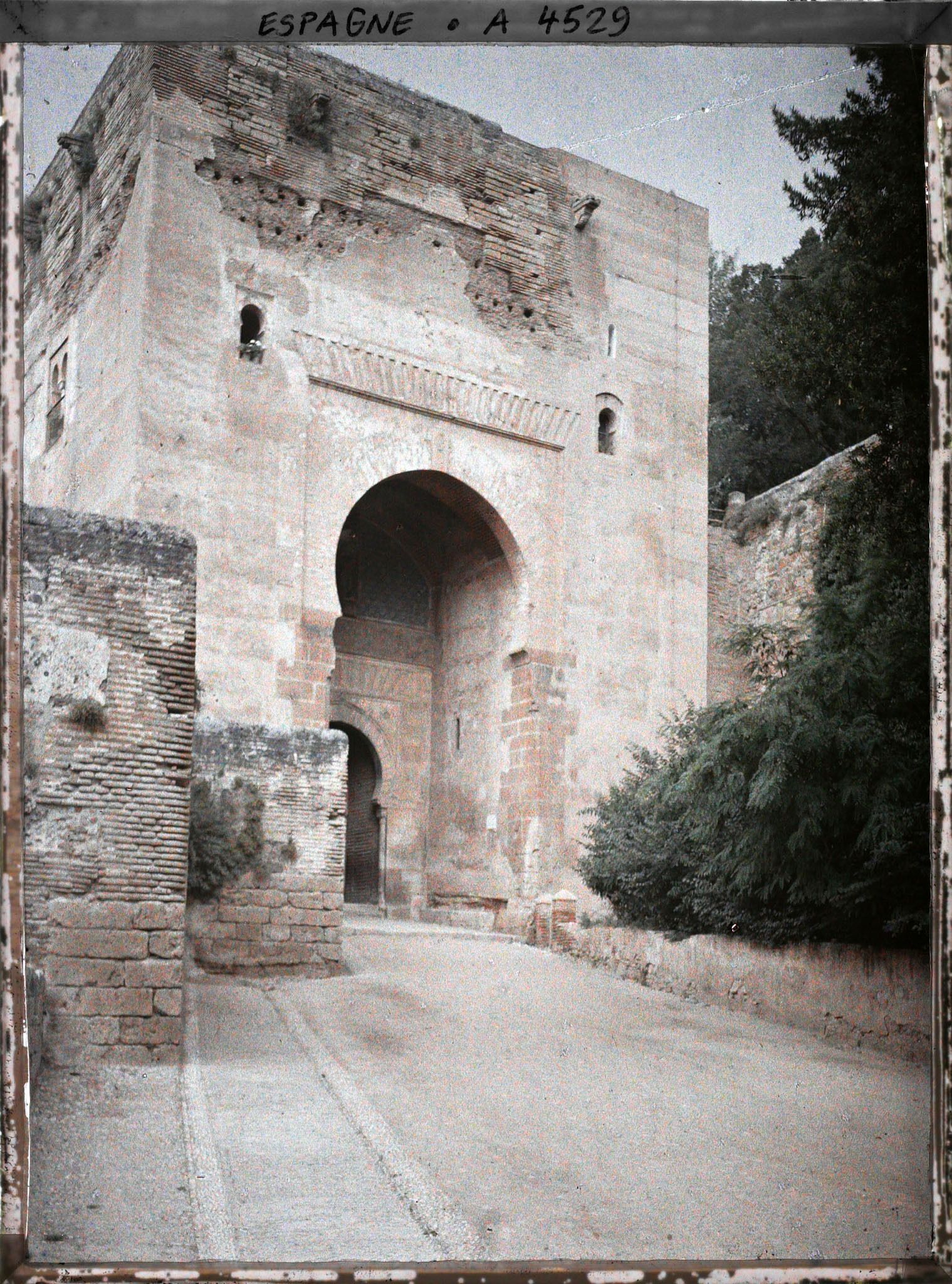 Image représentant Entrée de l'Alhambra par la porte de la Justice depuis la promenade boisée