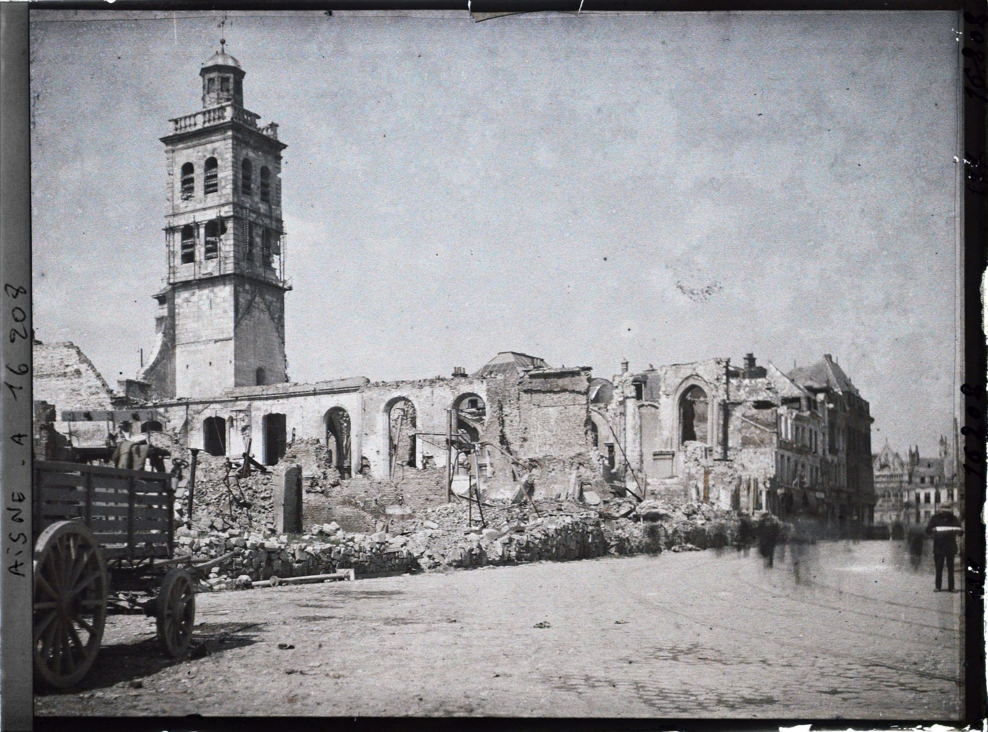 Image représentant France, St Quentin, La Bourse, ancienne Eglise St Jacques et Beffroi